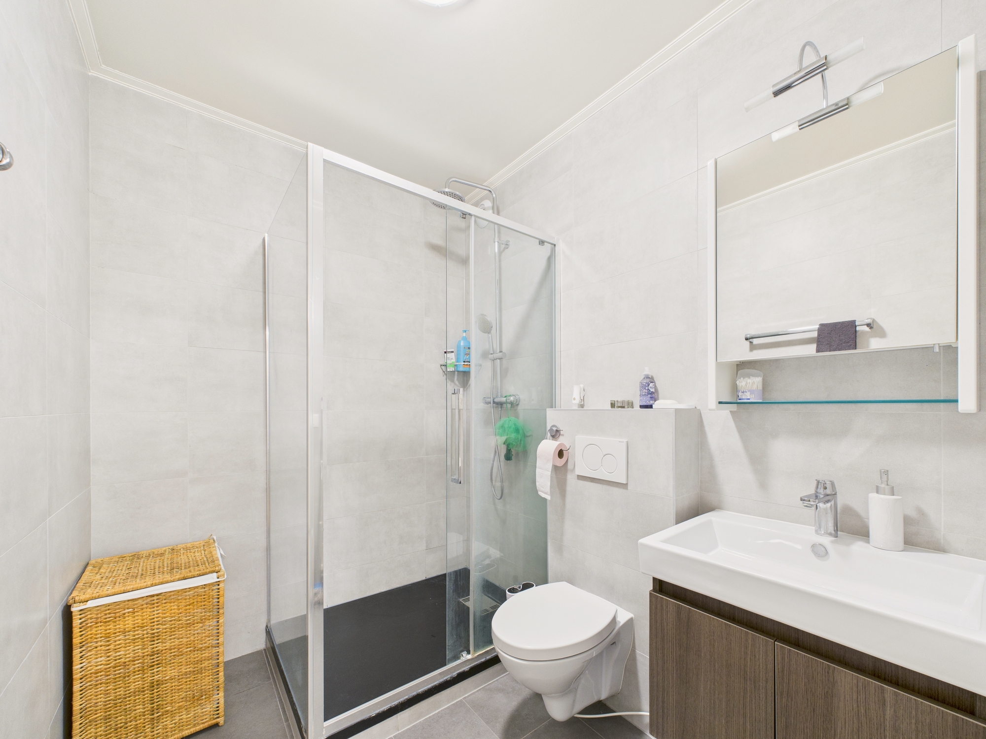 Modernes Badezimmer mit Dusche und Waschtisch