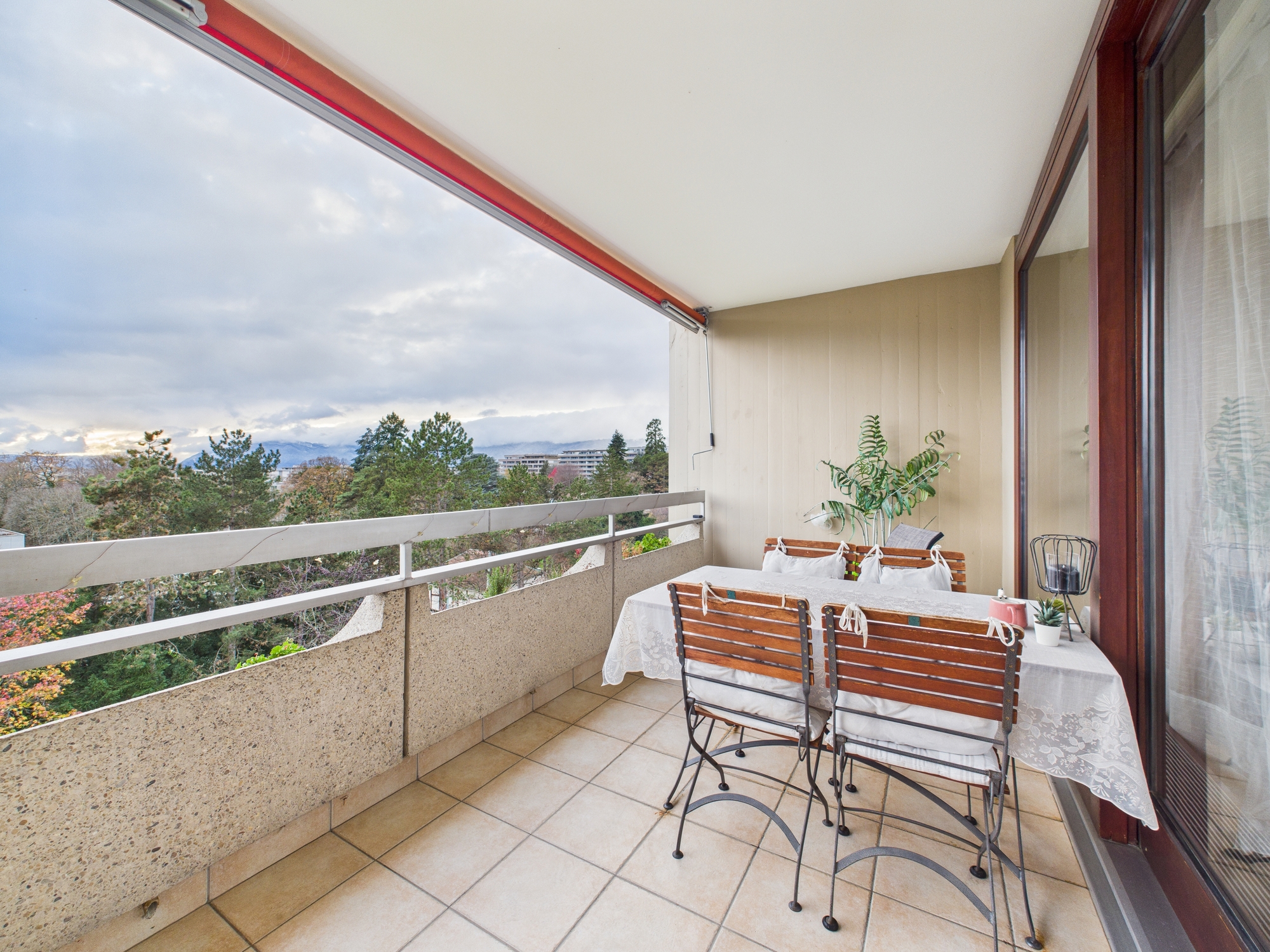 Überdachter Balkon mit Sitzplatz und Ausblick