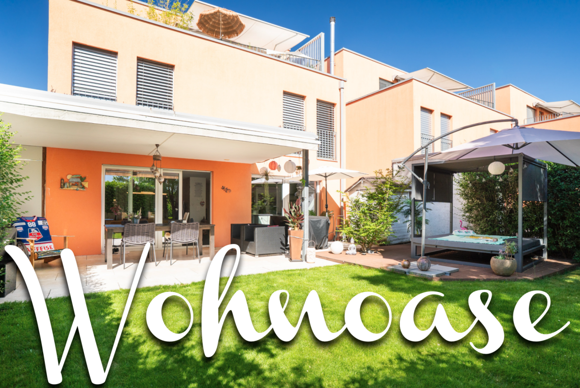 Außenansicht eines Reihenhauses mit Garten und Terrasse