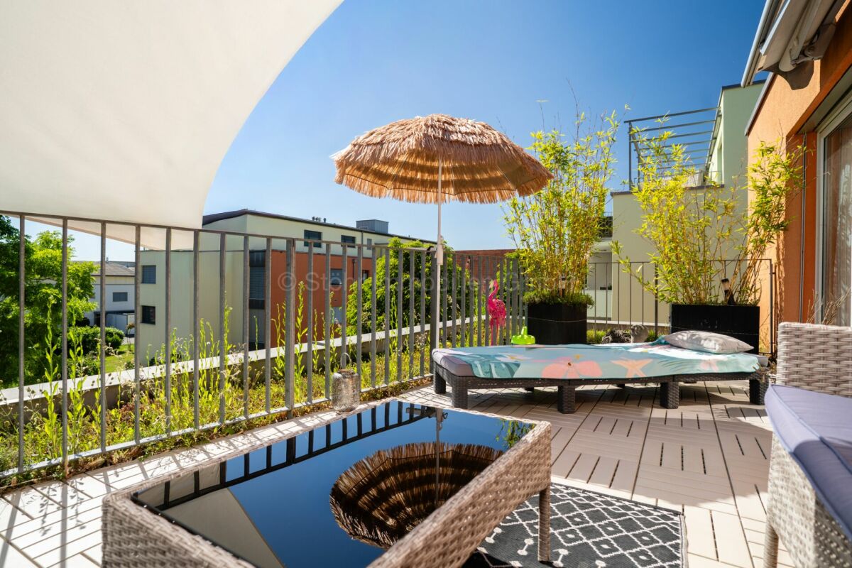 Sonnige Dachterrasse mit Lounge-Möbeln