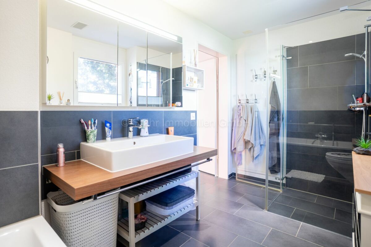Modernes Badezimmer mit großer Dusche und Waschtisch