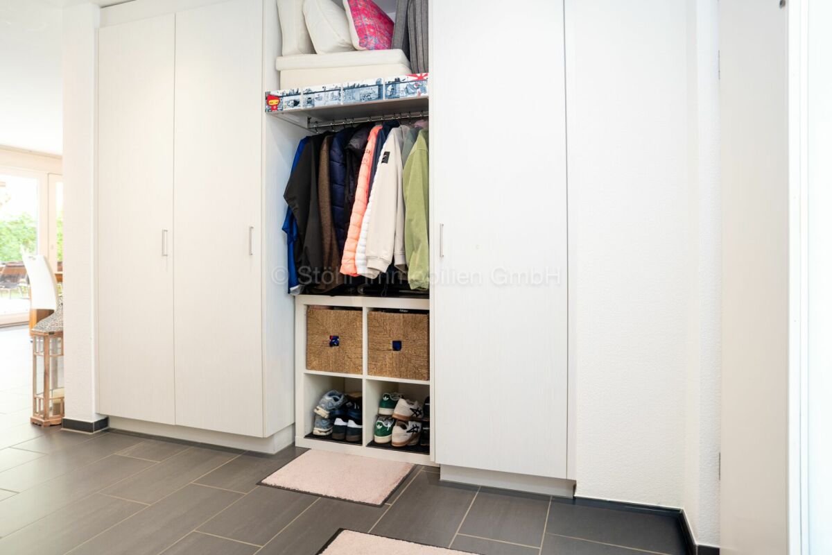 Heller Eingangsbereich mit Garderobenschrank