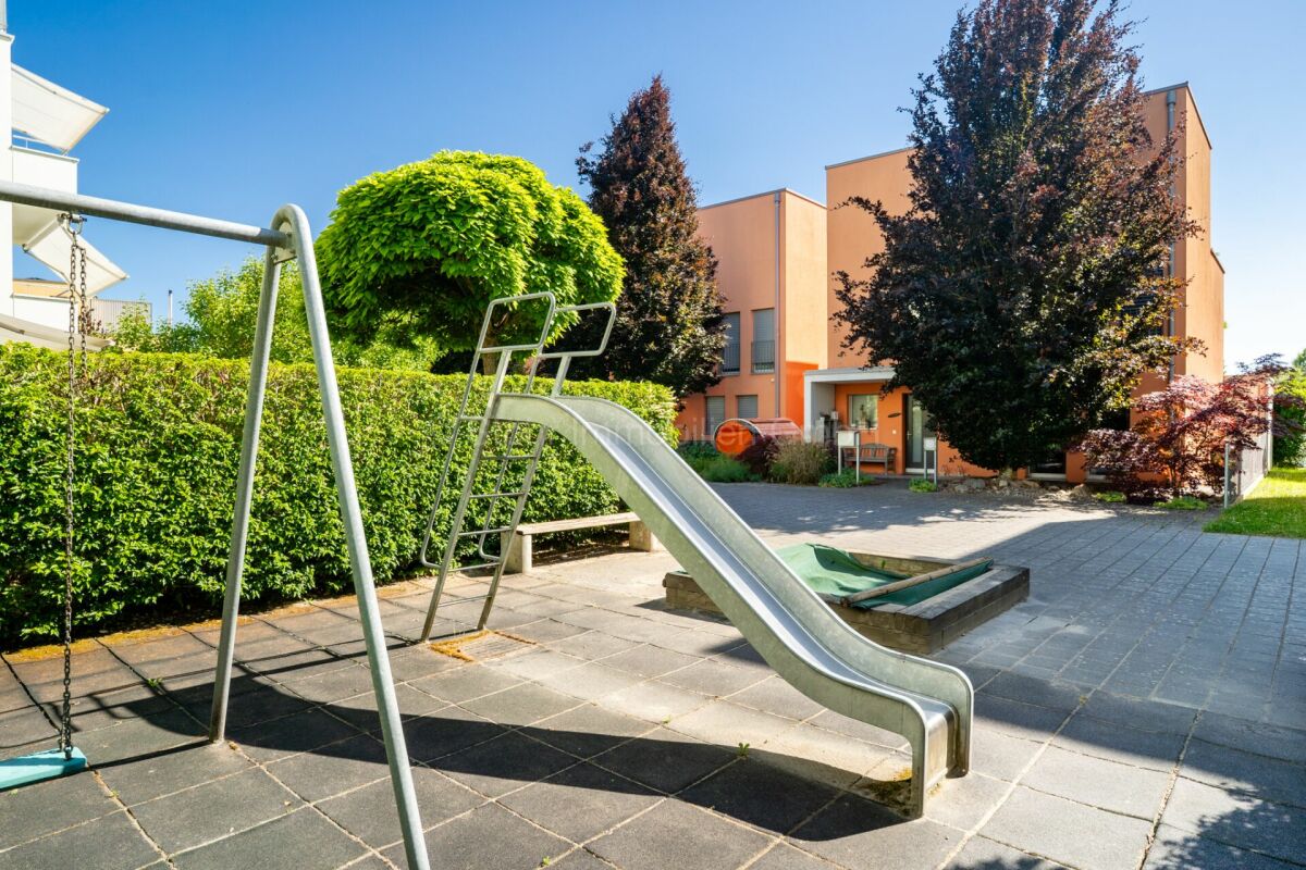 Spielplatz im Innenhof vor Wohngebäude