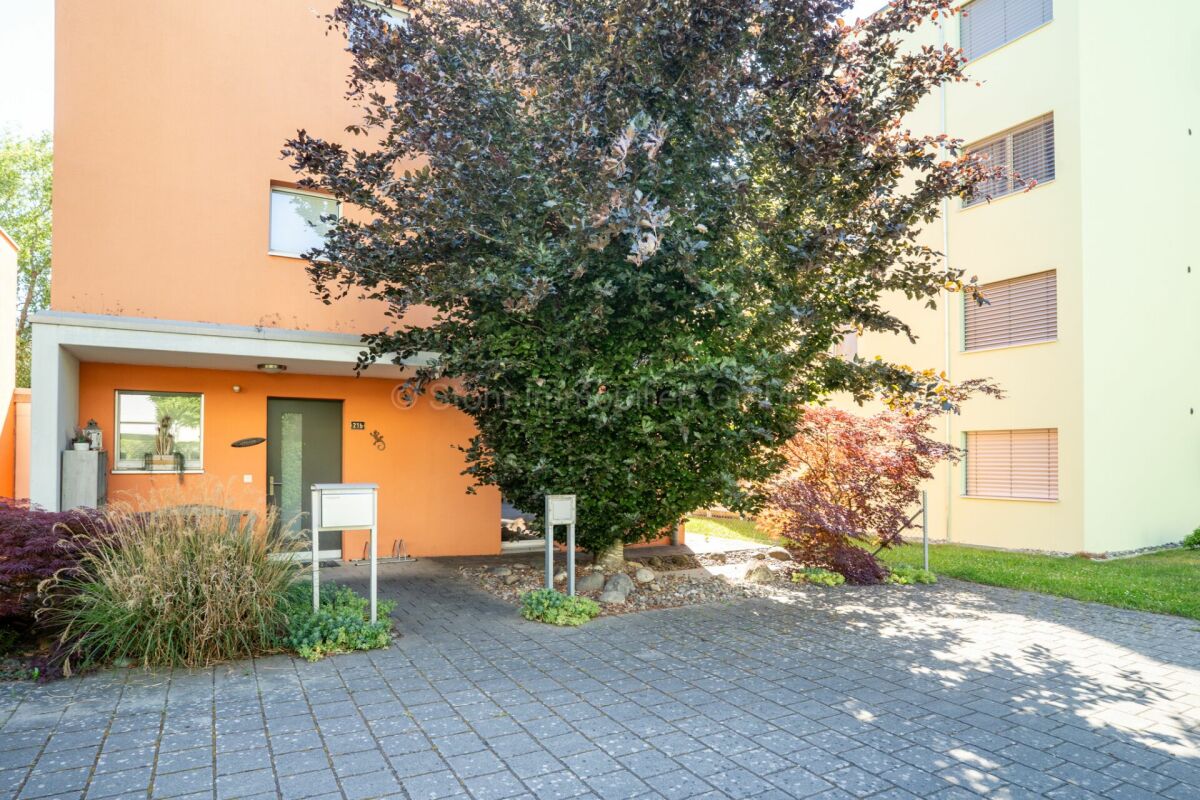 Mehrfamilienhaus-Eingangsbereich mit Vorgarten