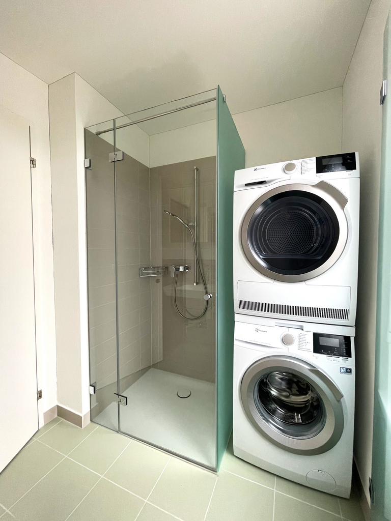 Hauswirtschaftsraum mit Dusche und Waschmaschine