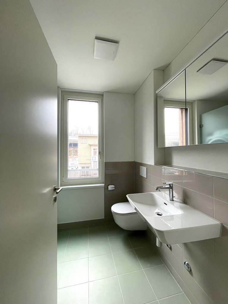 Modernes Gäste-WC mit Fenster