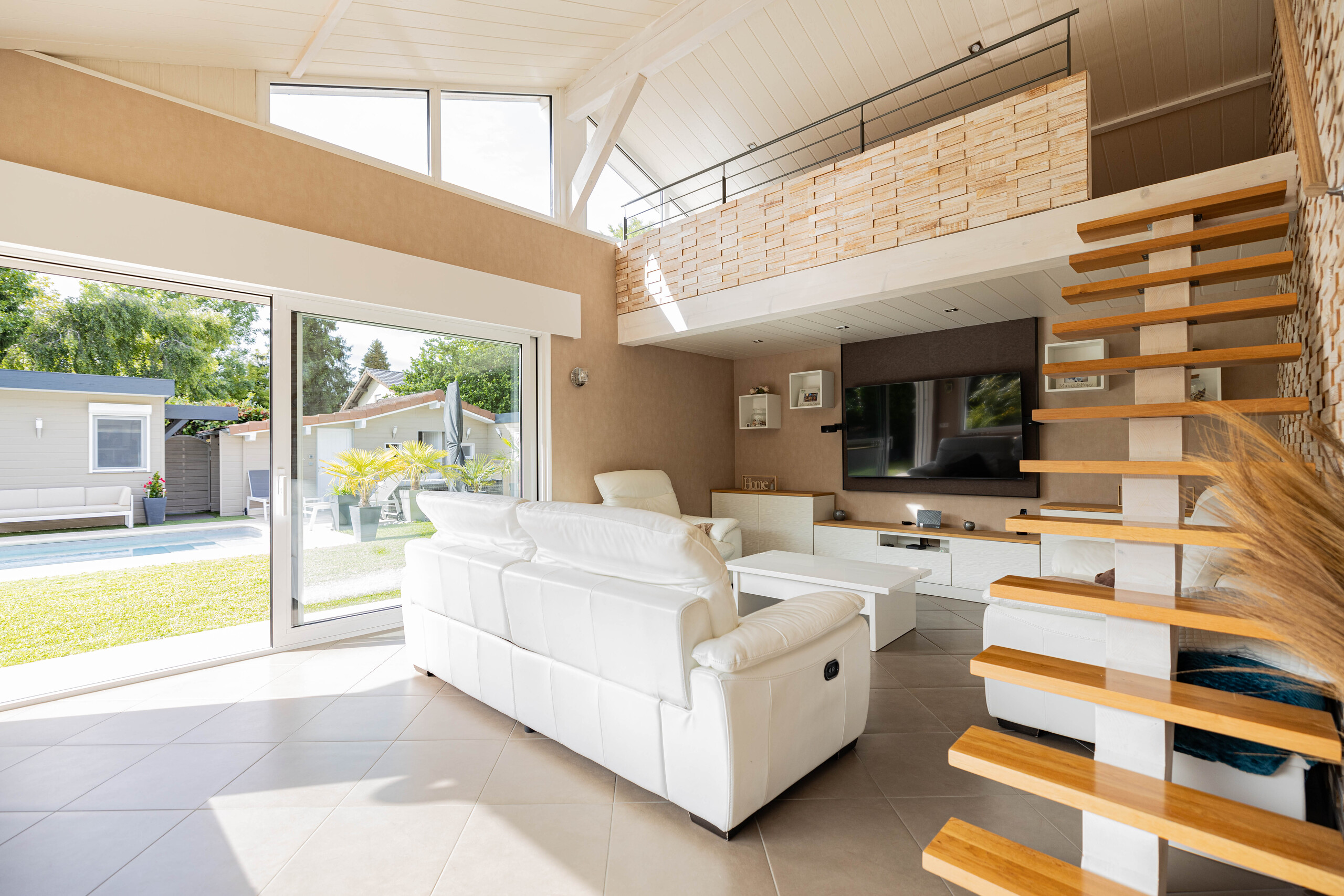 Helles modernes Wohn-Esszimmer mit Blick in den Garten