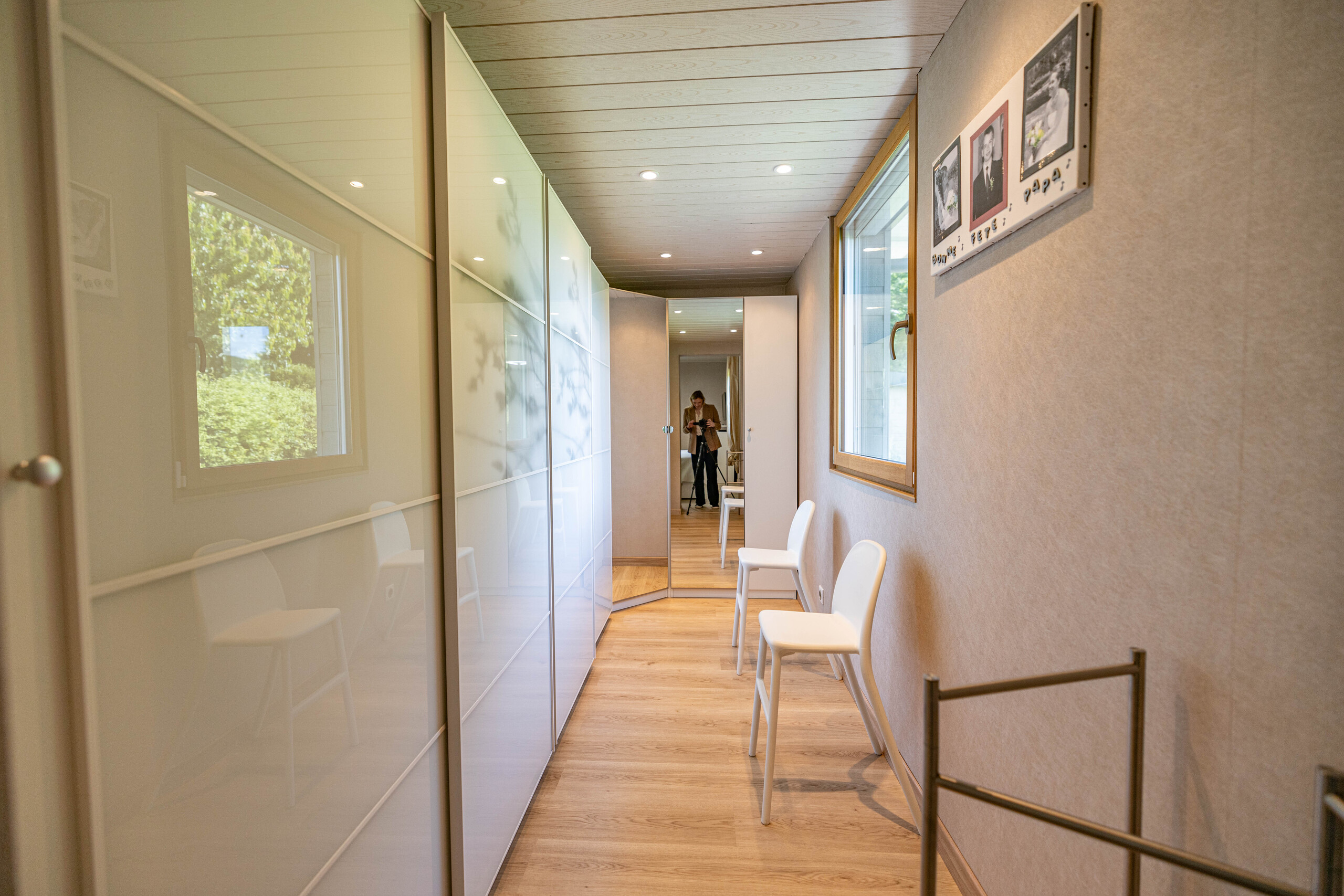 Heller Flur mit Einbauschrank und Fenster
