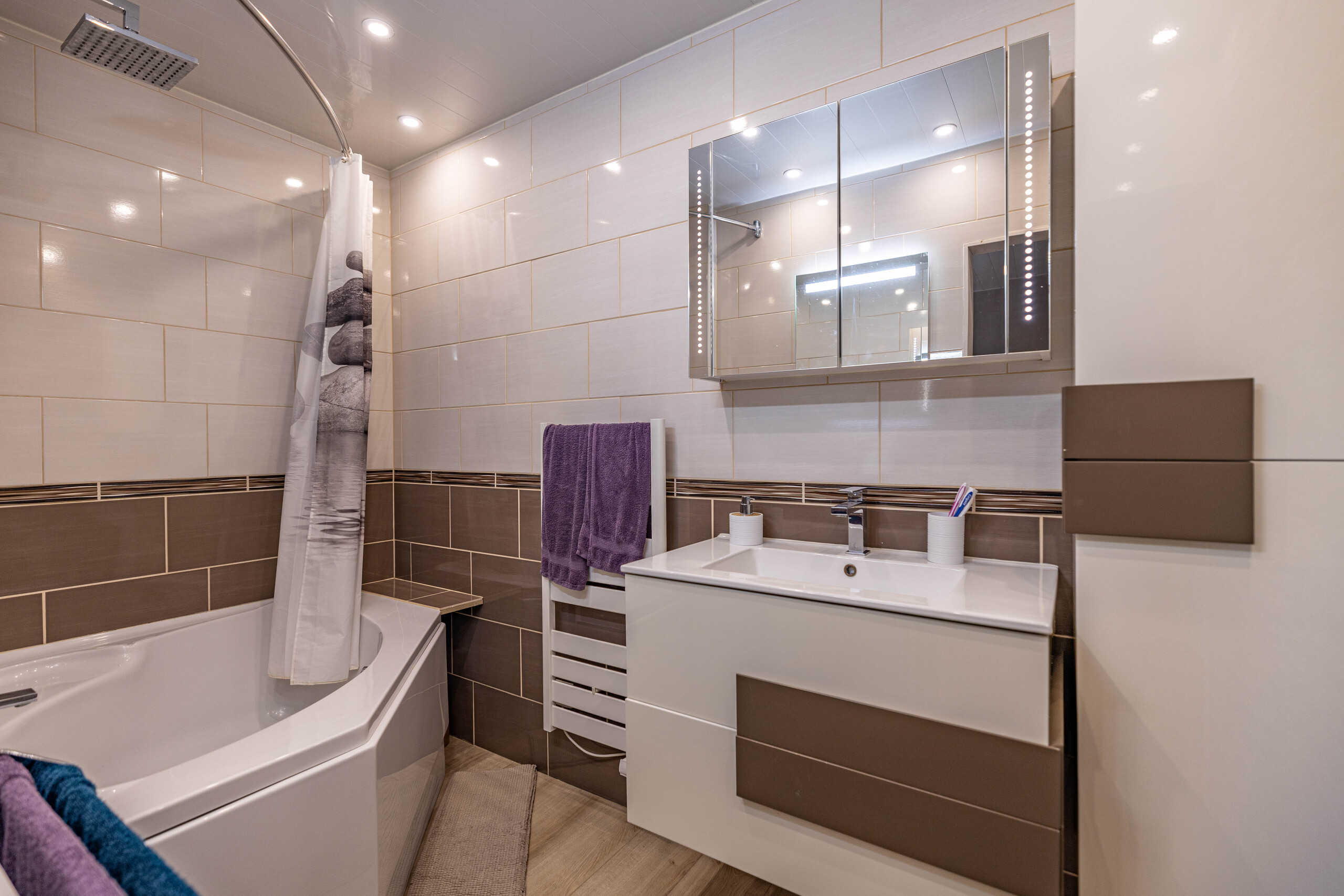 Modernes Badezimmer mit Badewanne und Waschtisch