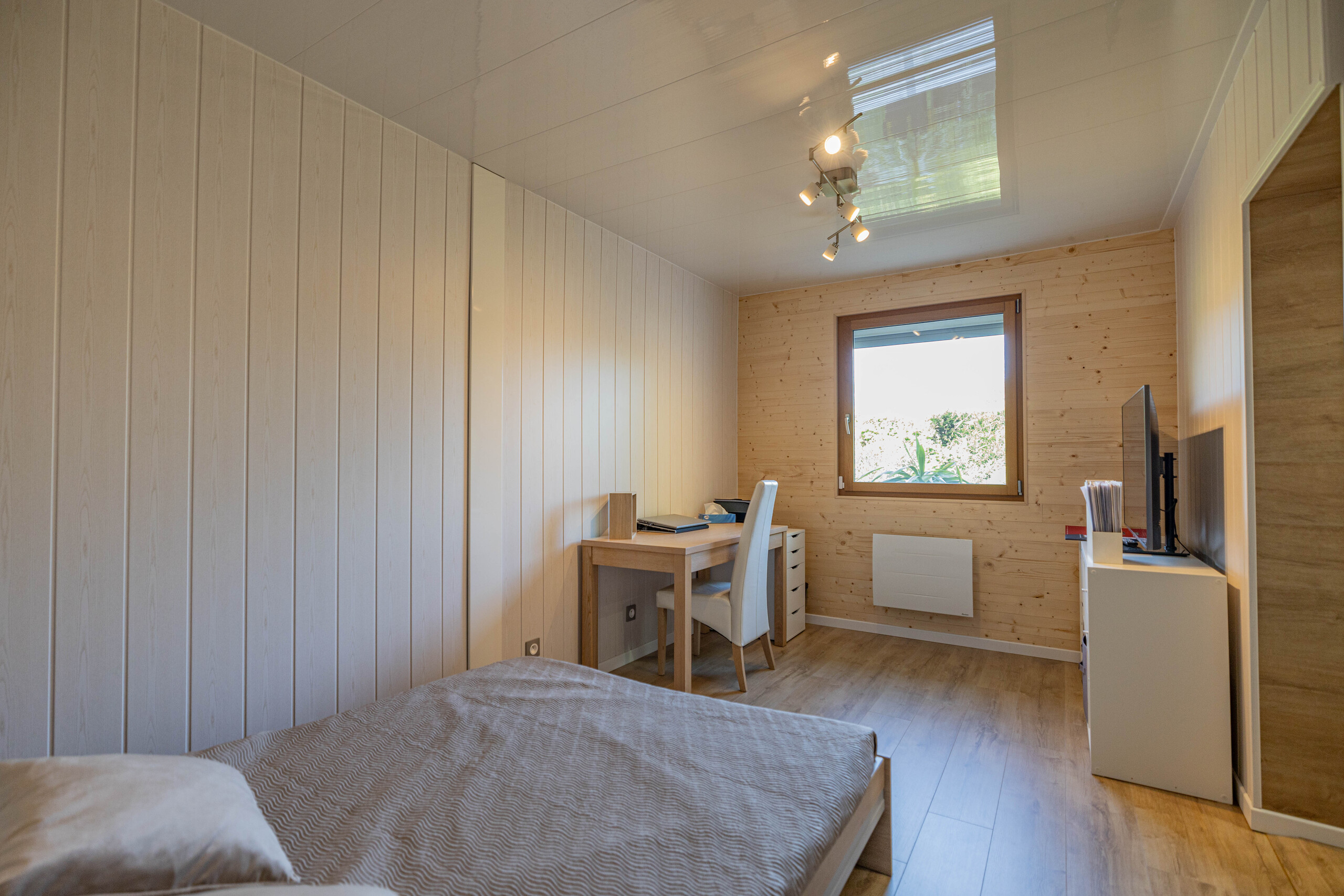 Helles Schlafzimmer mit Holzverkleidung