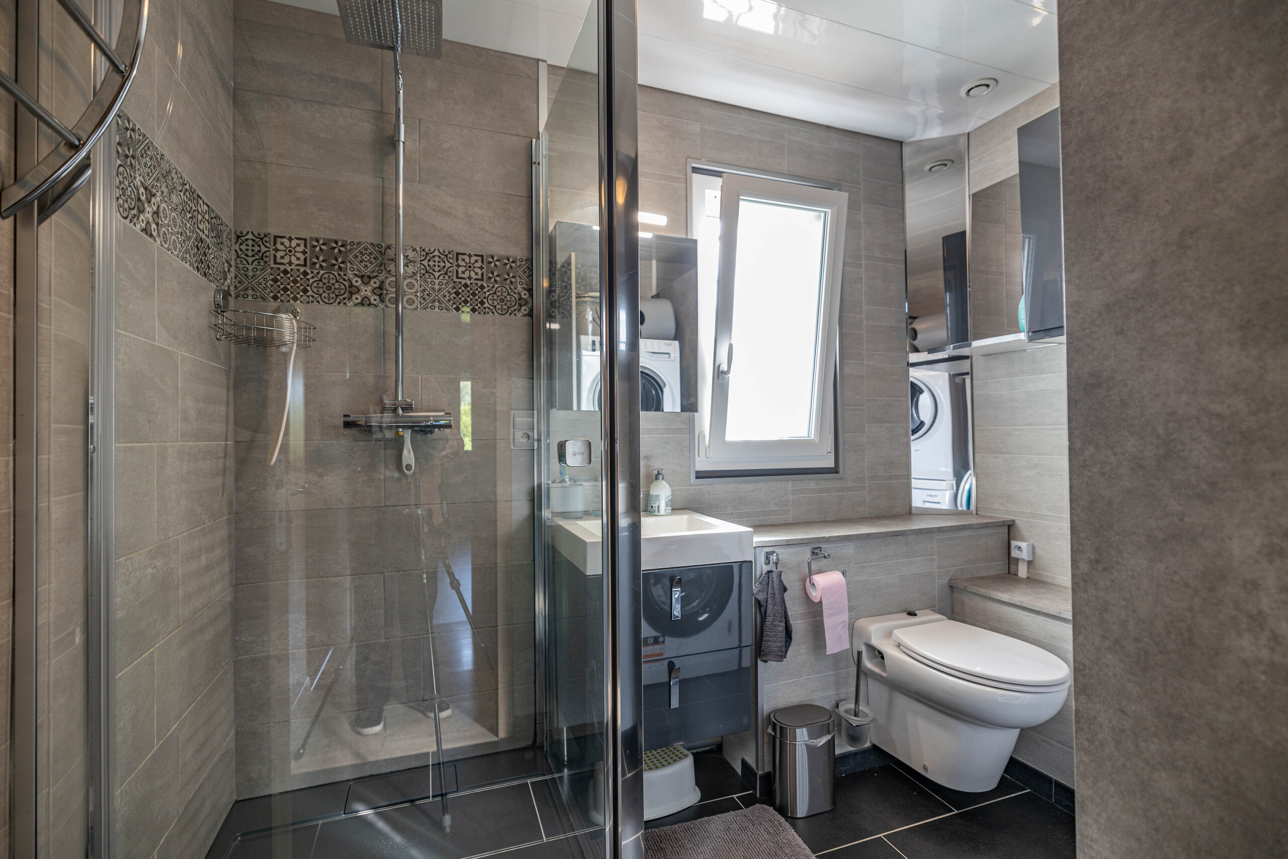 Modernes Bad mit Dusche und WC