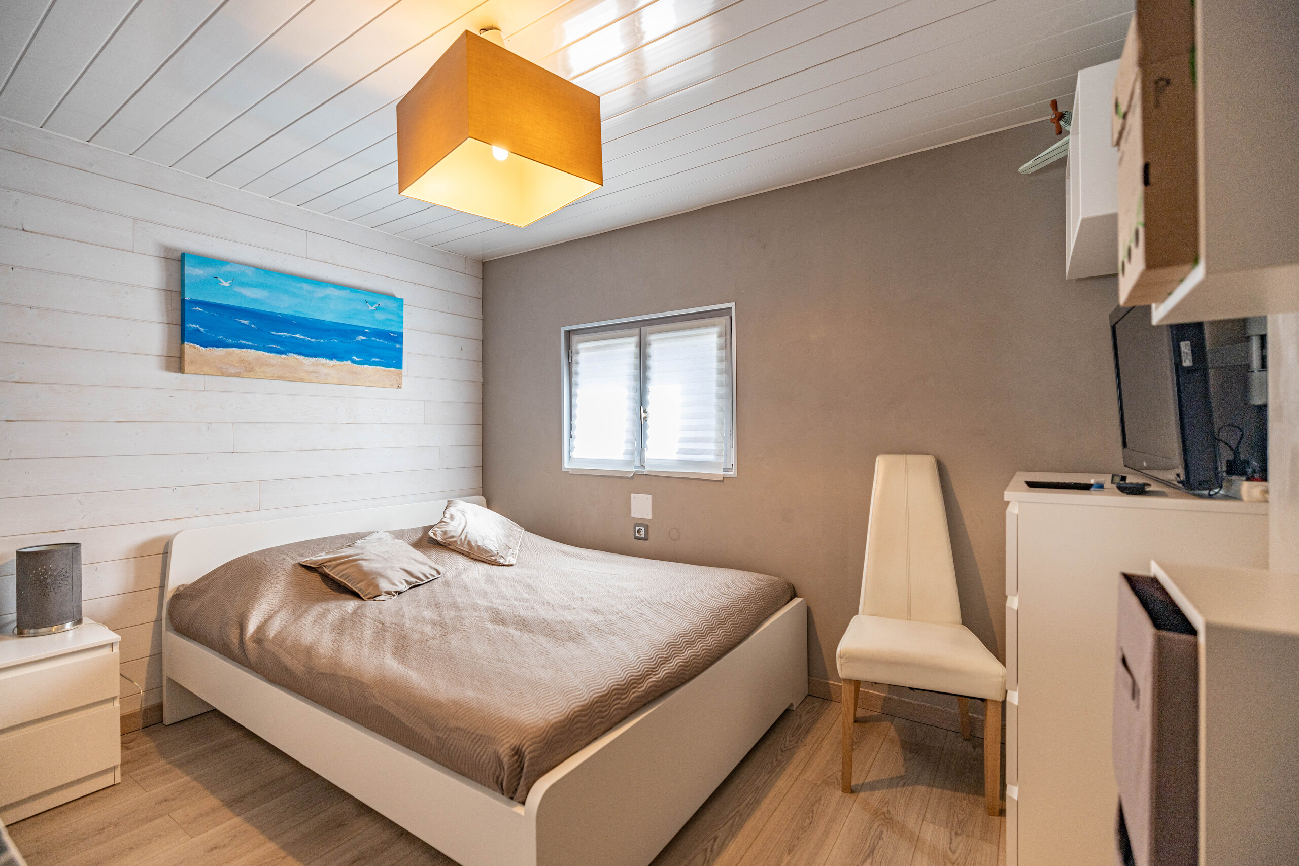 Kleines Schlafzimmer mit warmem Licht