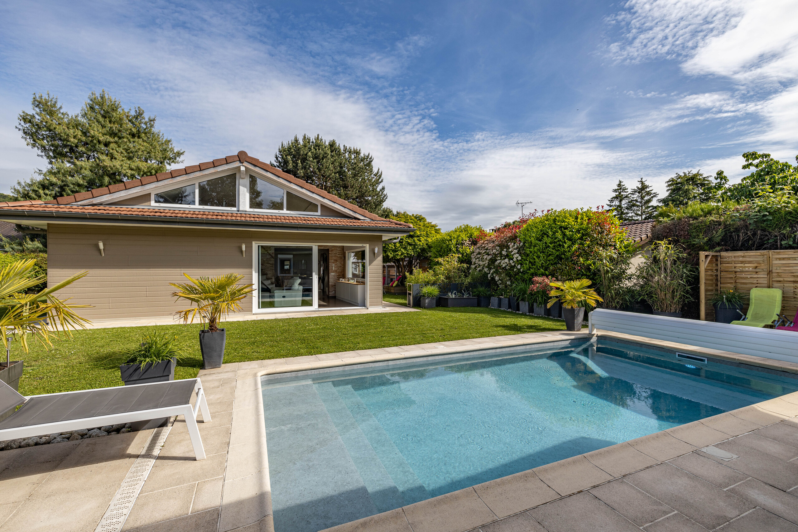 Garten mit Pool und Hausrückseite