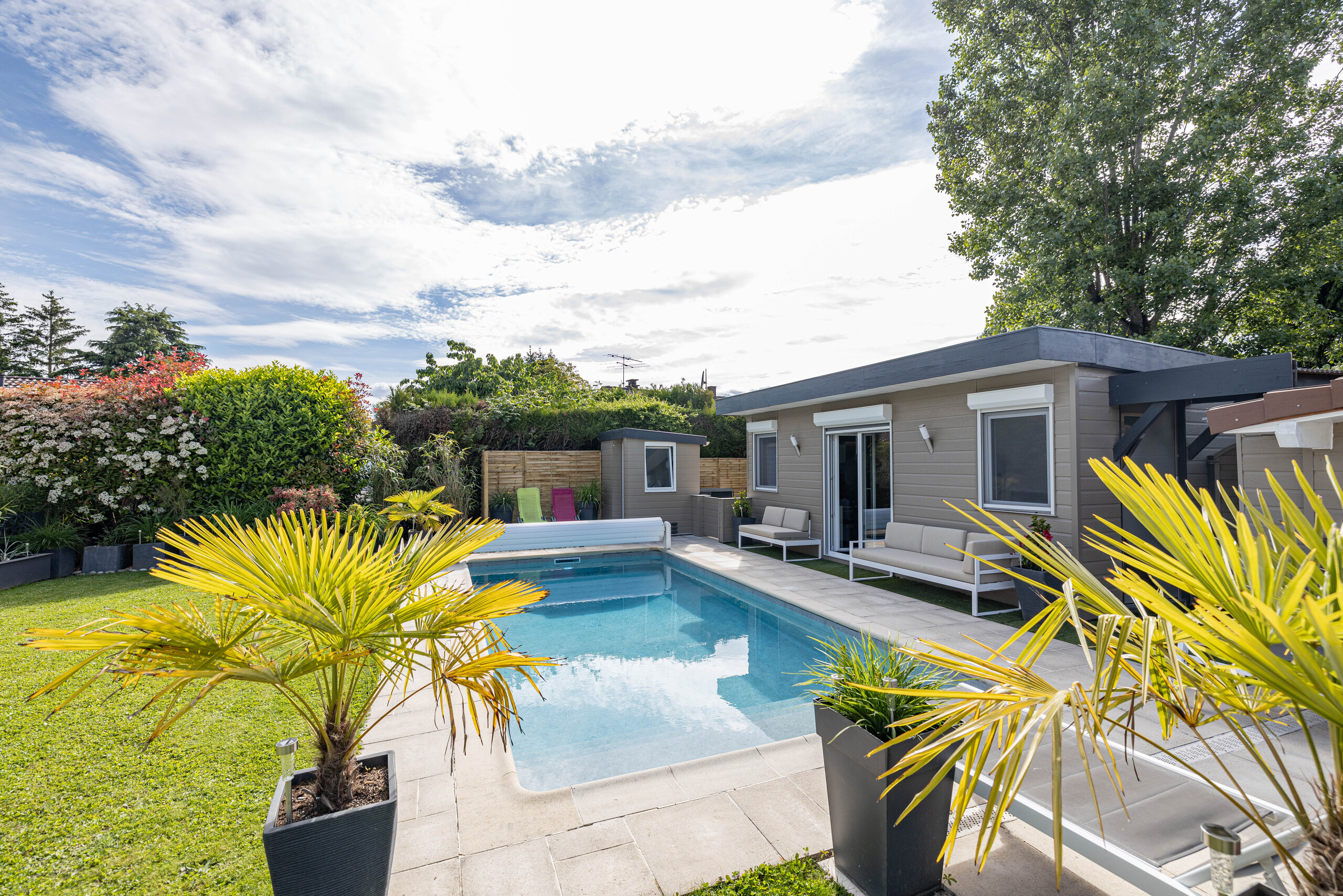 Poolgarten mit modernem Gartenhaus