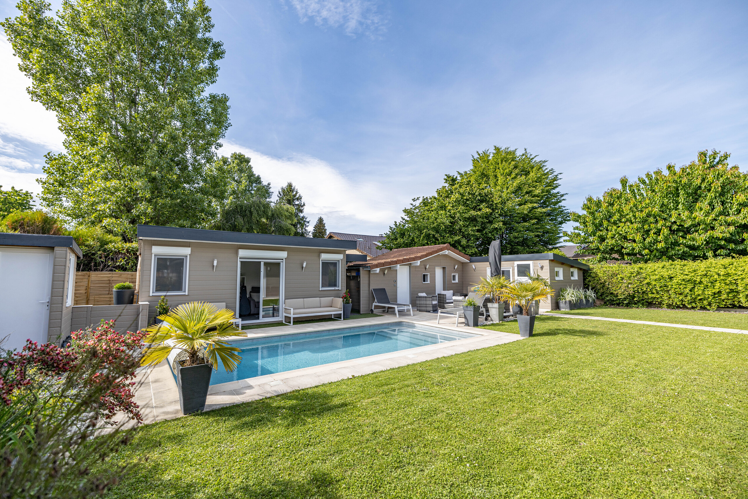 Garten mit Pool und Pavillon