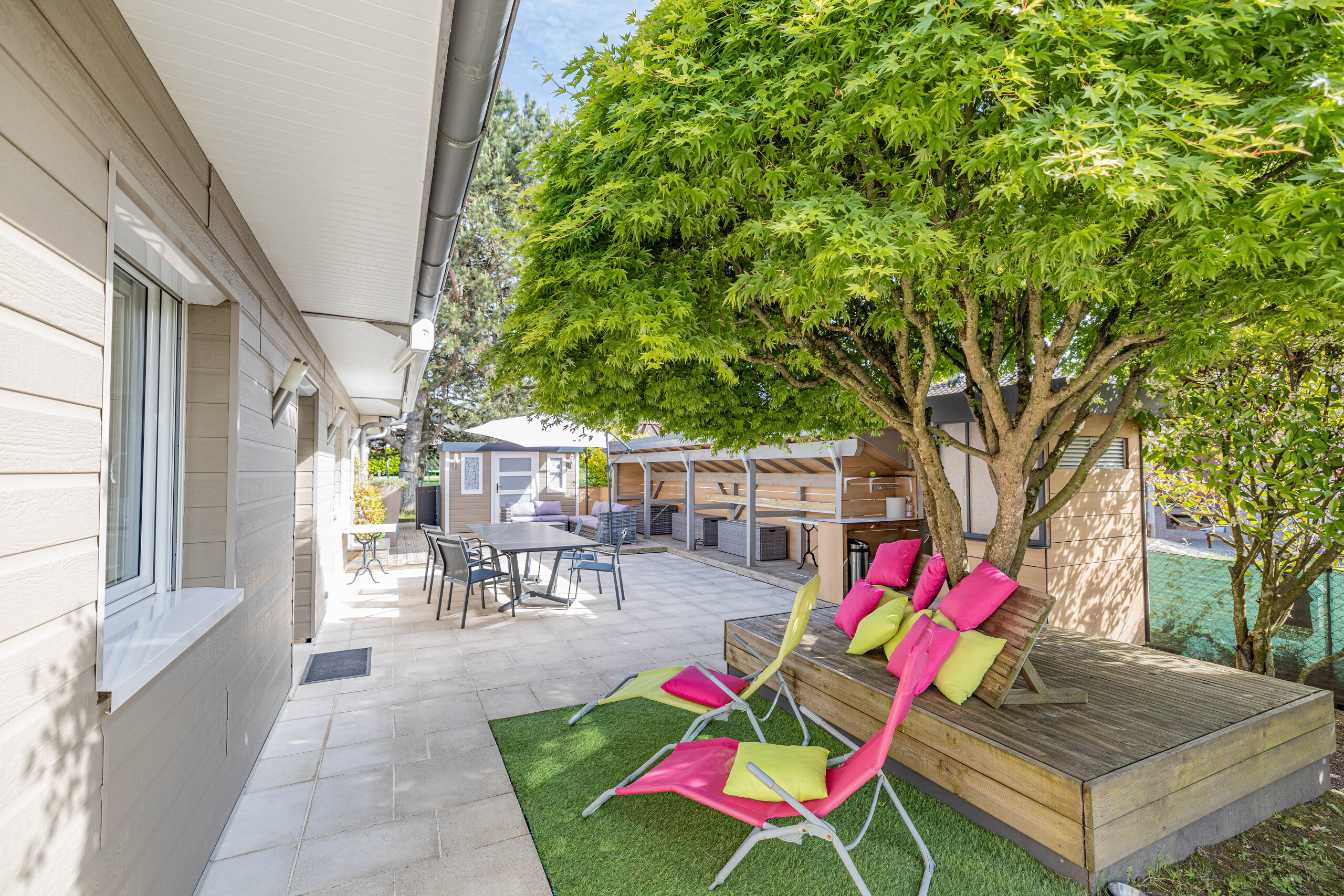 Großzügige Terrasse mit Lounge- und Essbereich