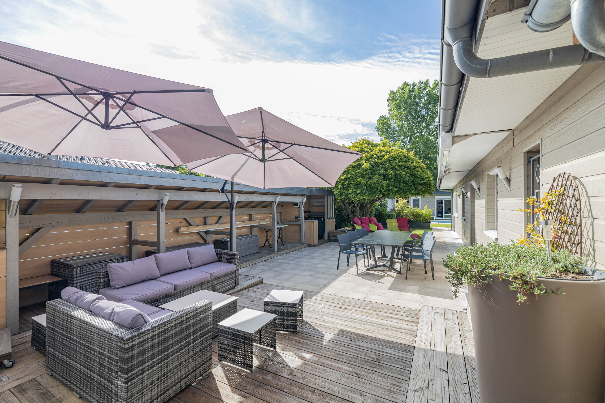 Große sonnige Terrasse mit Lounge- und Essbereich