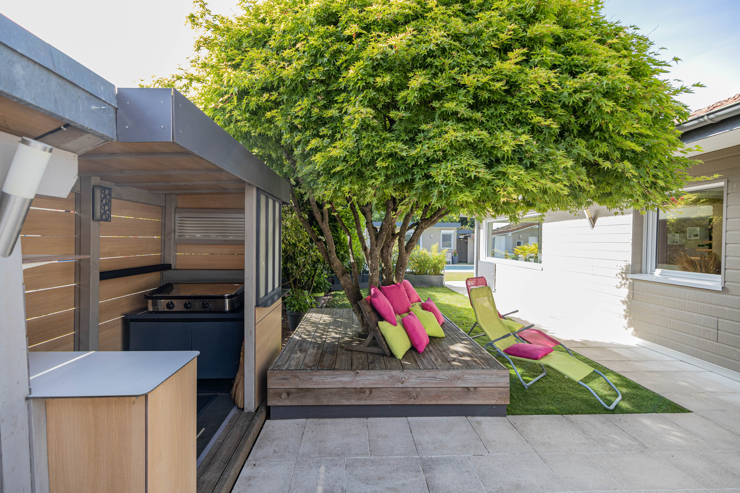 Moderne Garten- und Terrassenanlage mit Outdoor-Küche