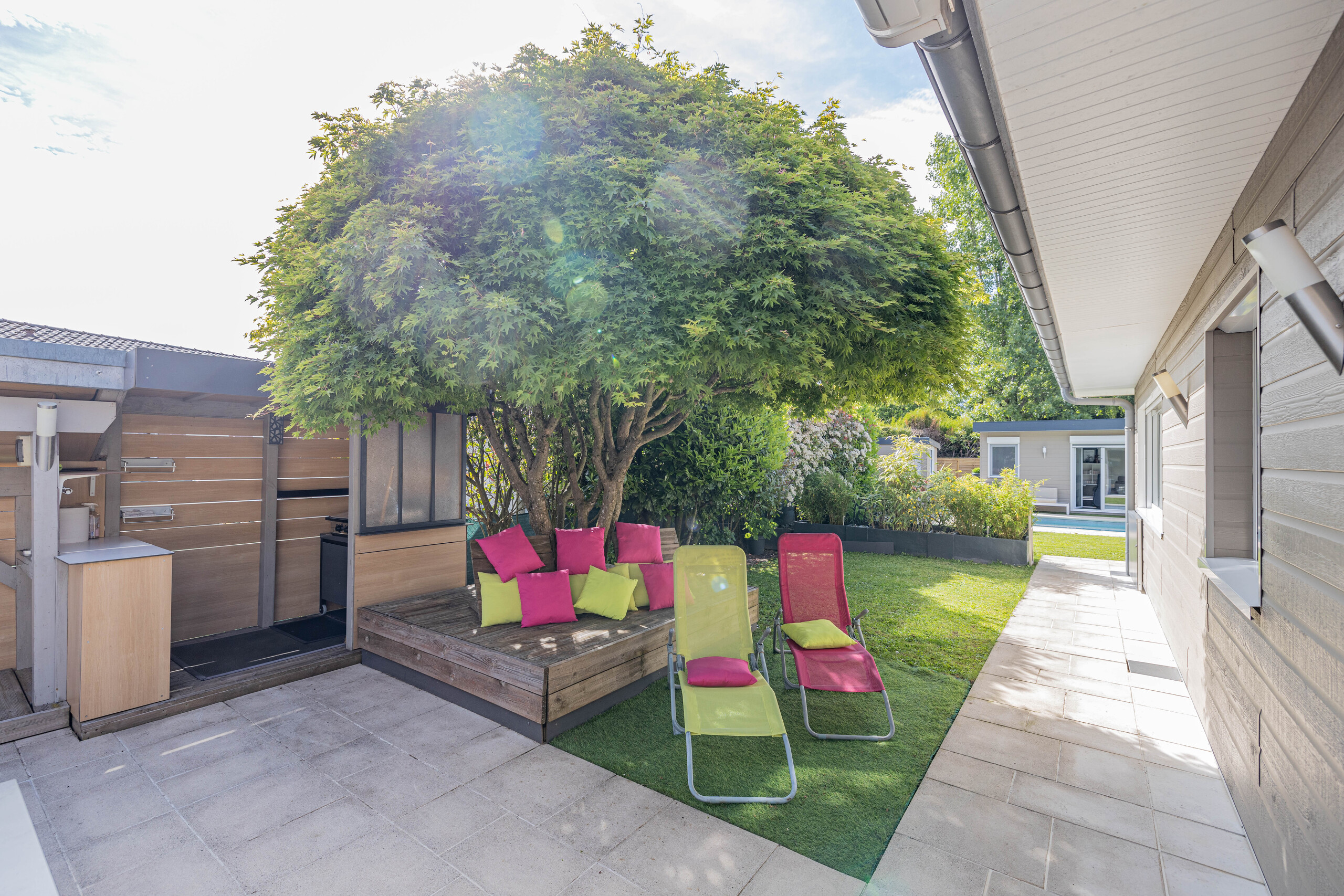 Gepflegte Garten- und Terrassenanlage mit Lounge und Außengrill