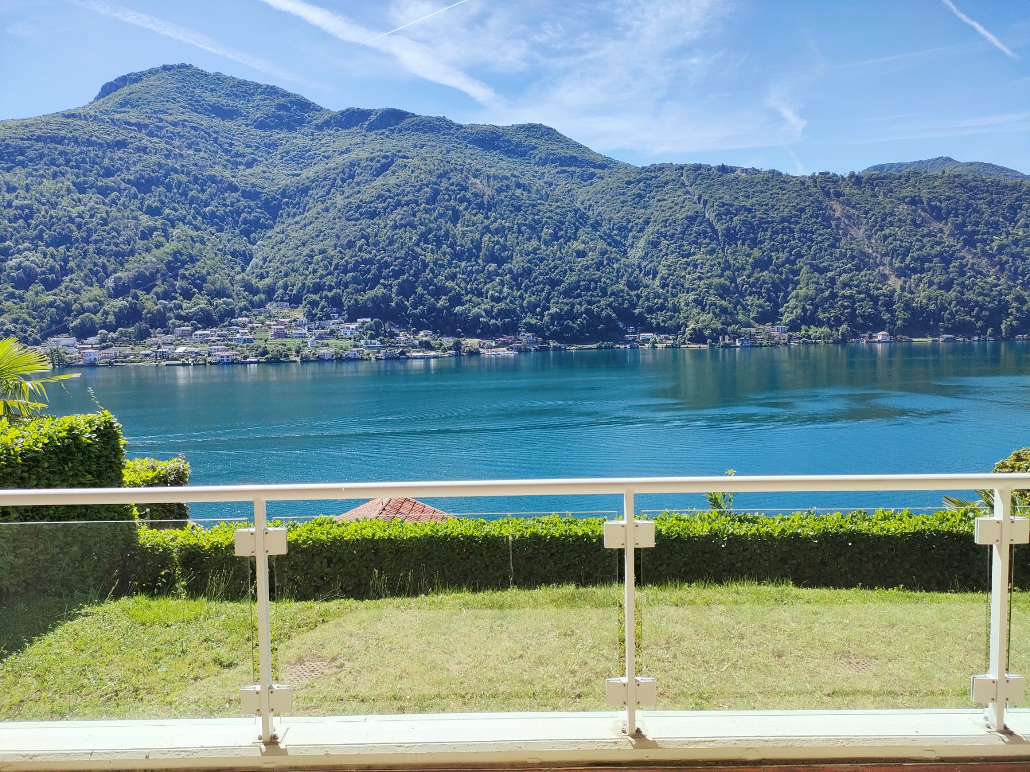Seeblick von Terrasse mit Balkonbrüstung