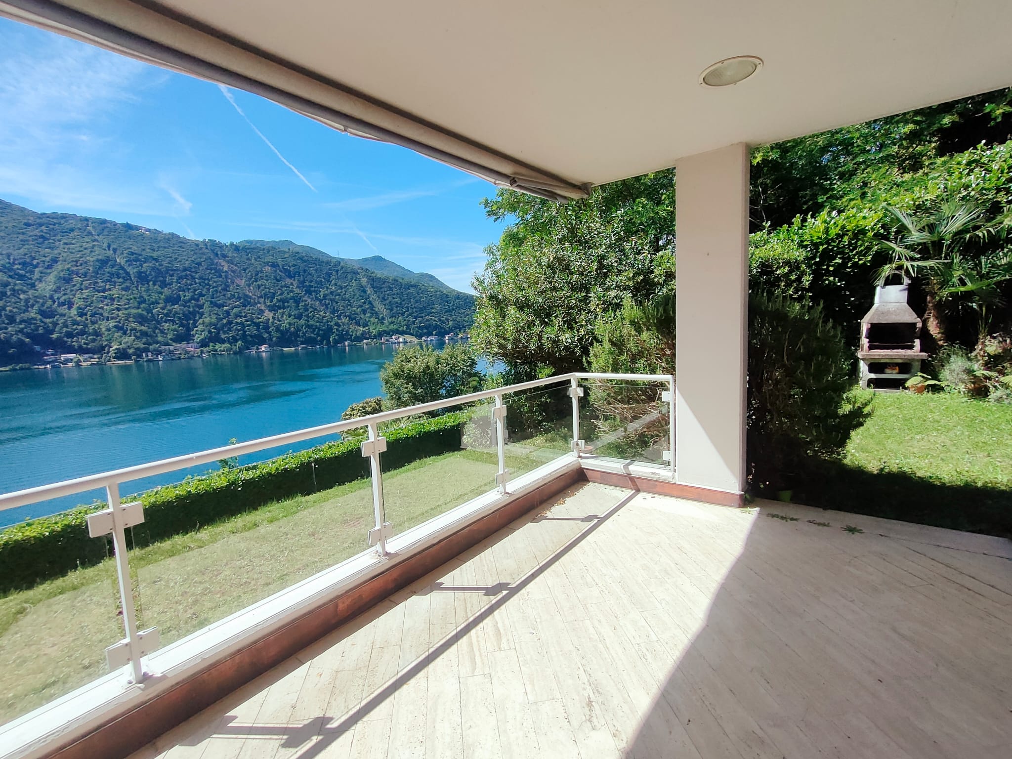 Überdachte Terrasse mit Seeblick