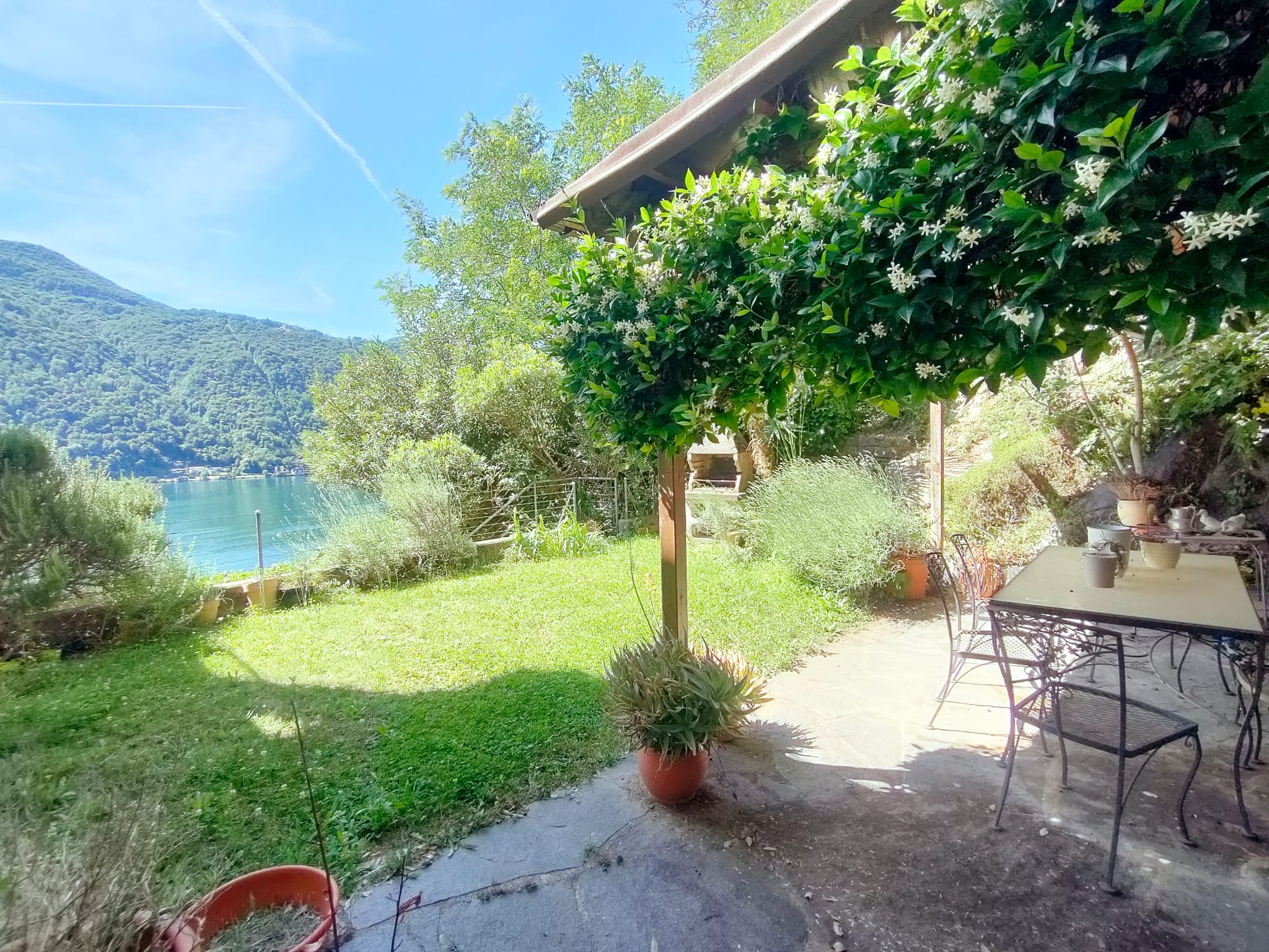Seeterrasse mit Garten und Bergsee
