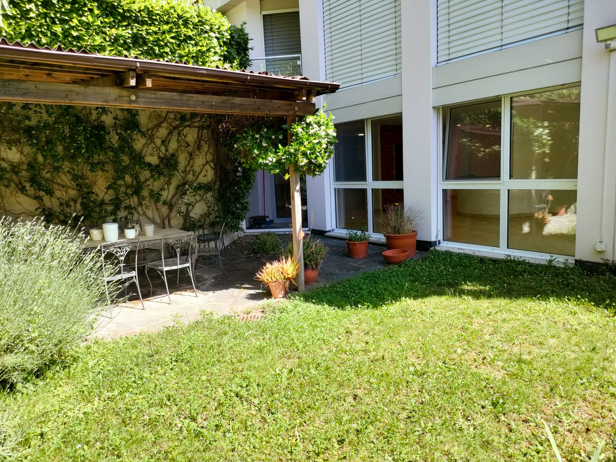 Innenhof mit Terrasse und Garten
