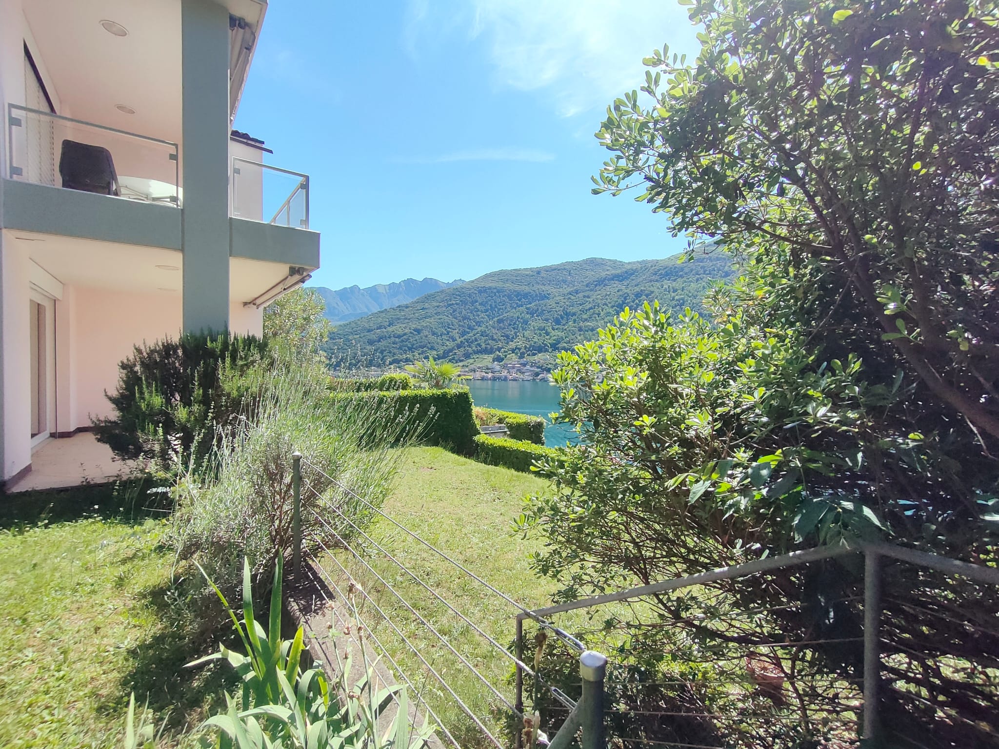 Außenansicht mit Garten und Seeblick