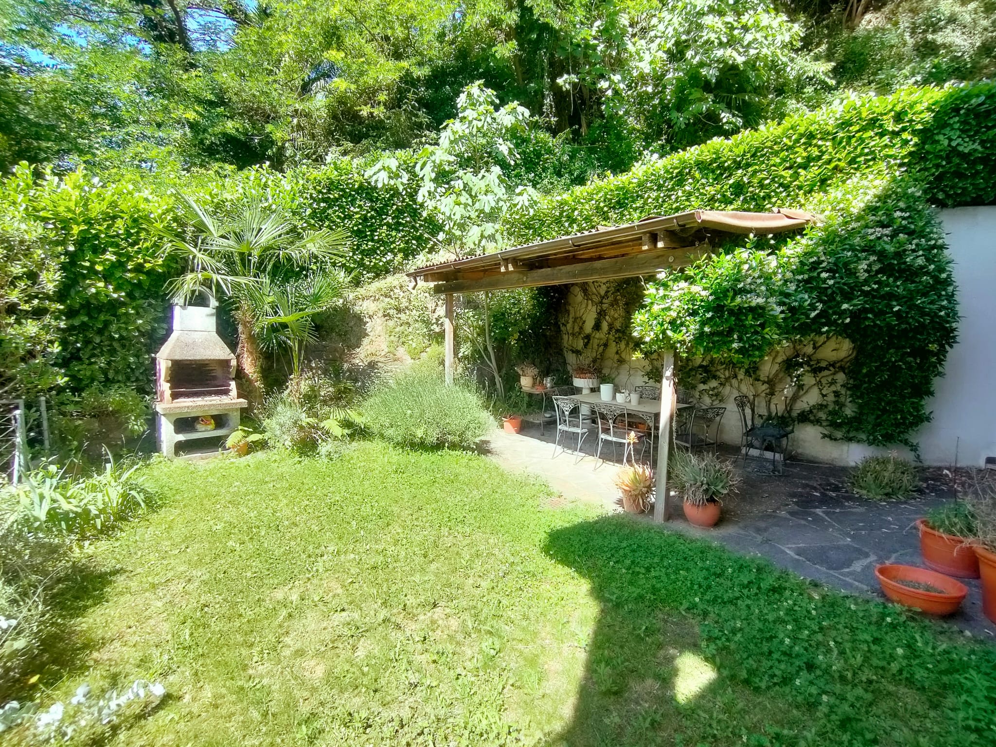 Garten mit überdachter Terrasse und Grillplatz