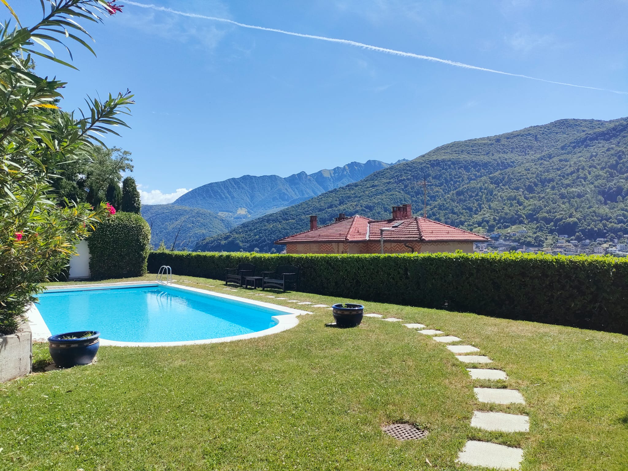 Pool mit Bergblick