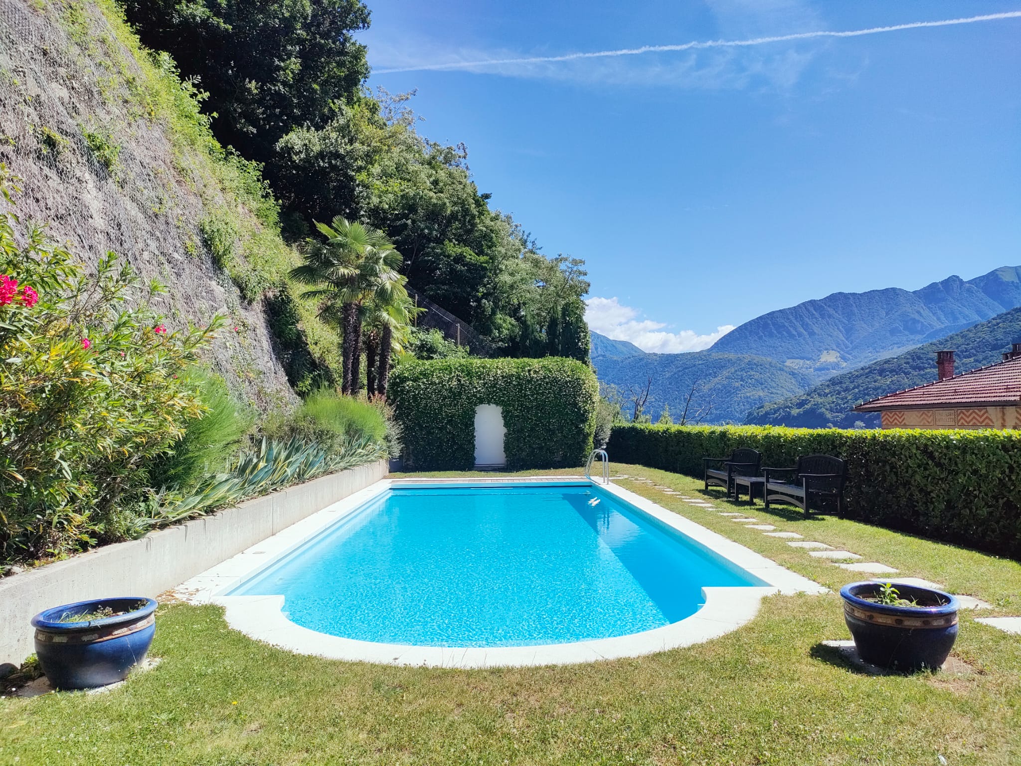 Pool mit Bergblick und Garten
