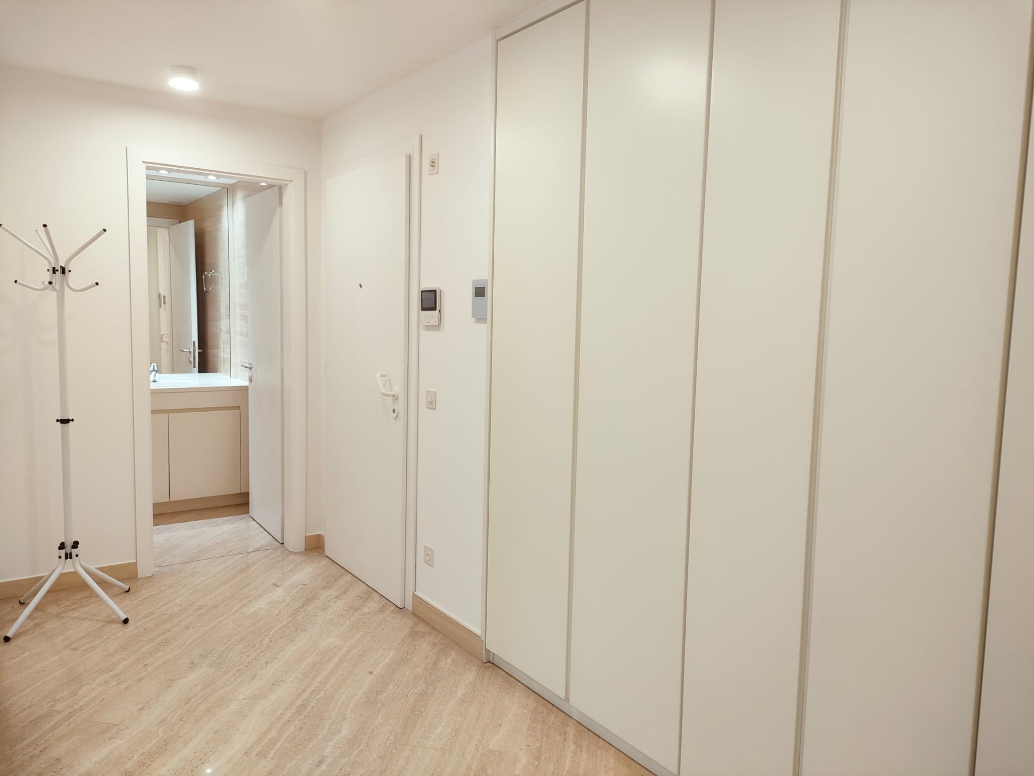 Heller Eingangsbereich mit Einbauschrank
