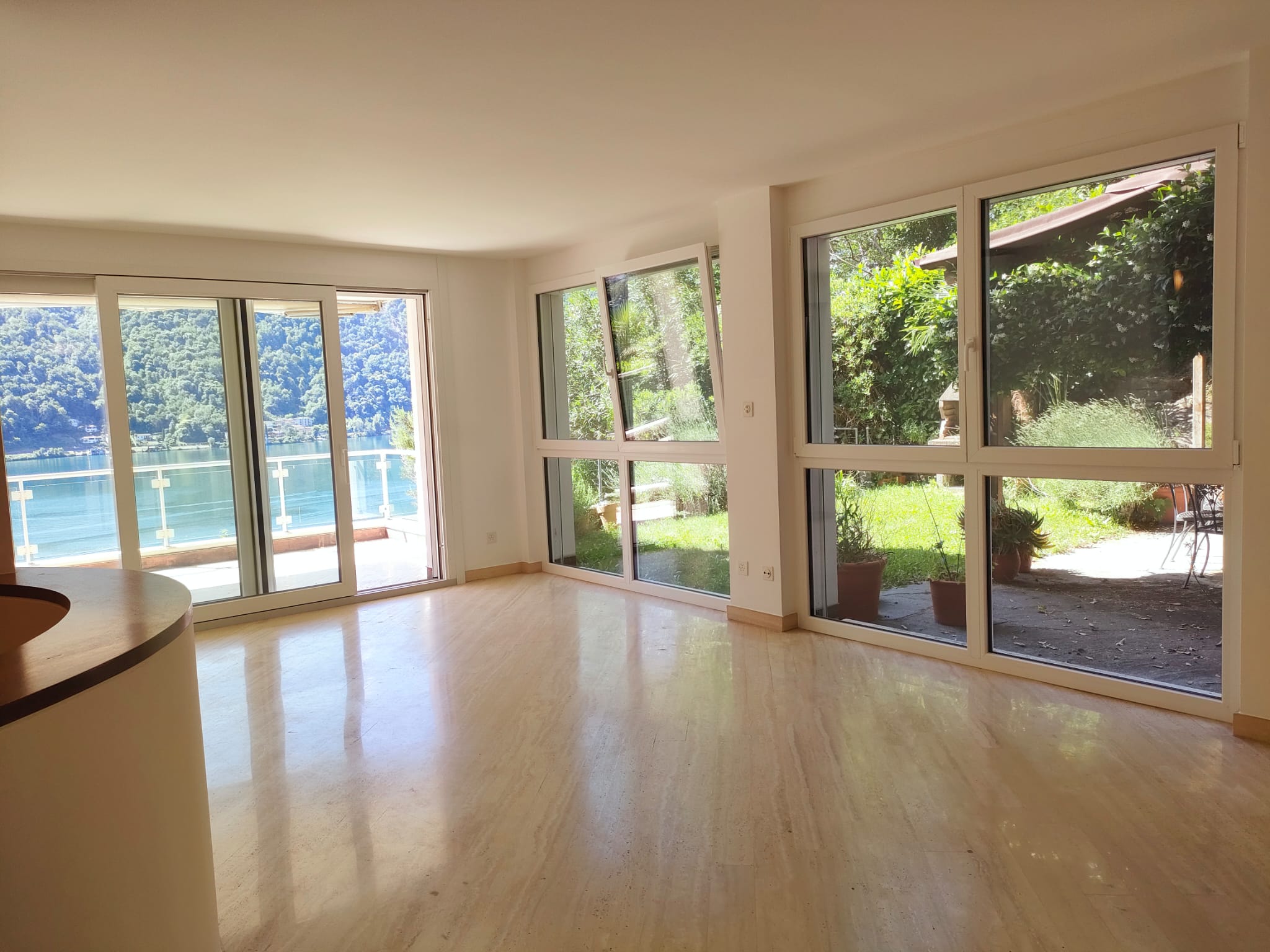 Heller Wohnraum mit großen Fensterfronten und Wasserblick