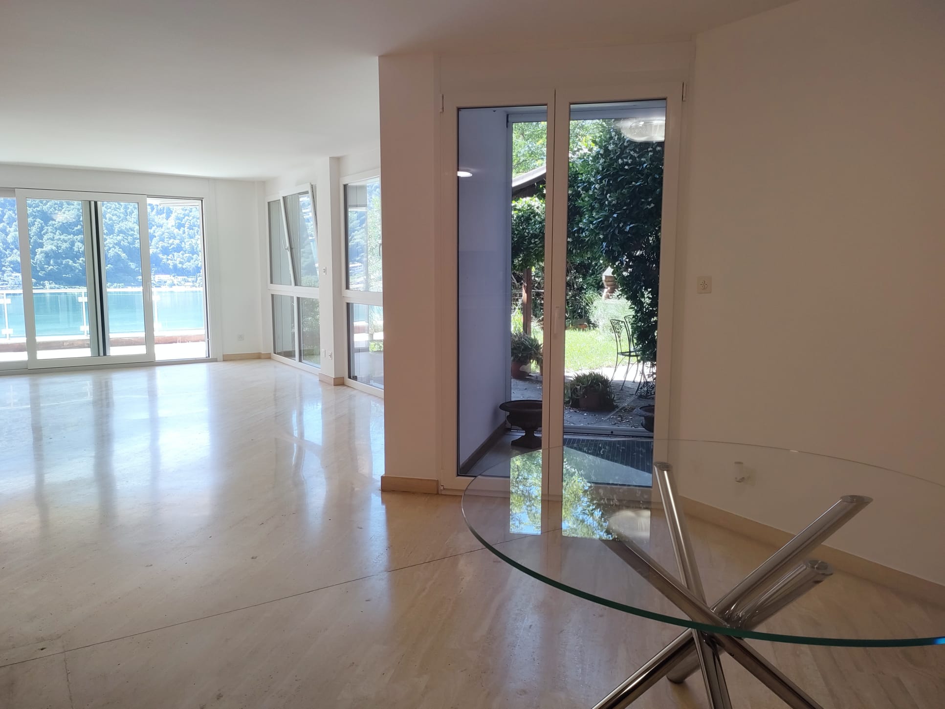 Heller Wohnbereich mit Seeblick und Zugang nach draußen