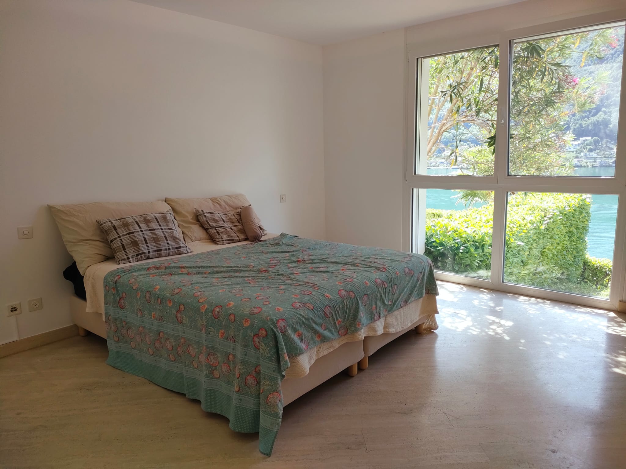Helles Schlafzimmer mit Seeblick