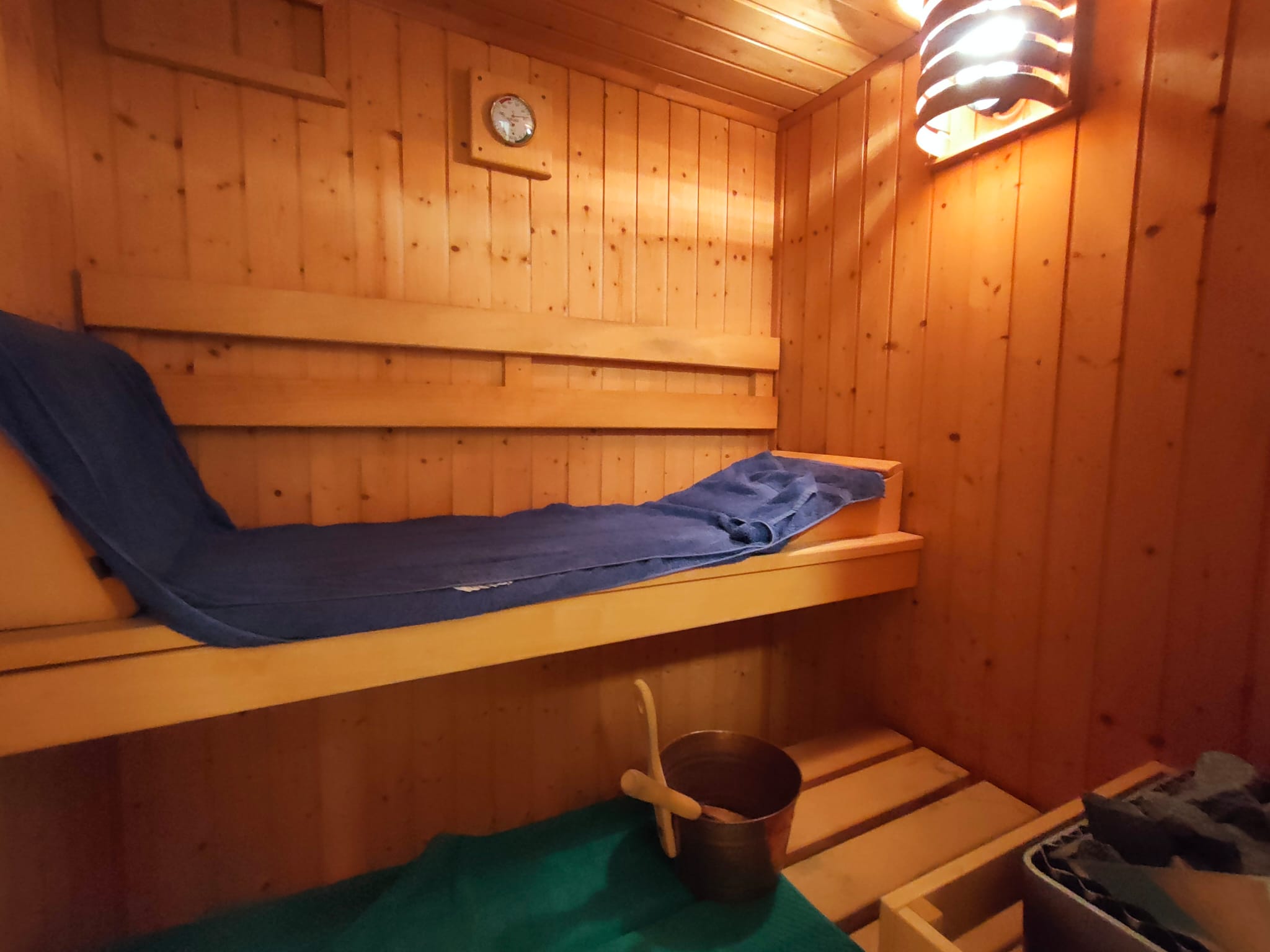 Holzsauna mit Liegeflächen