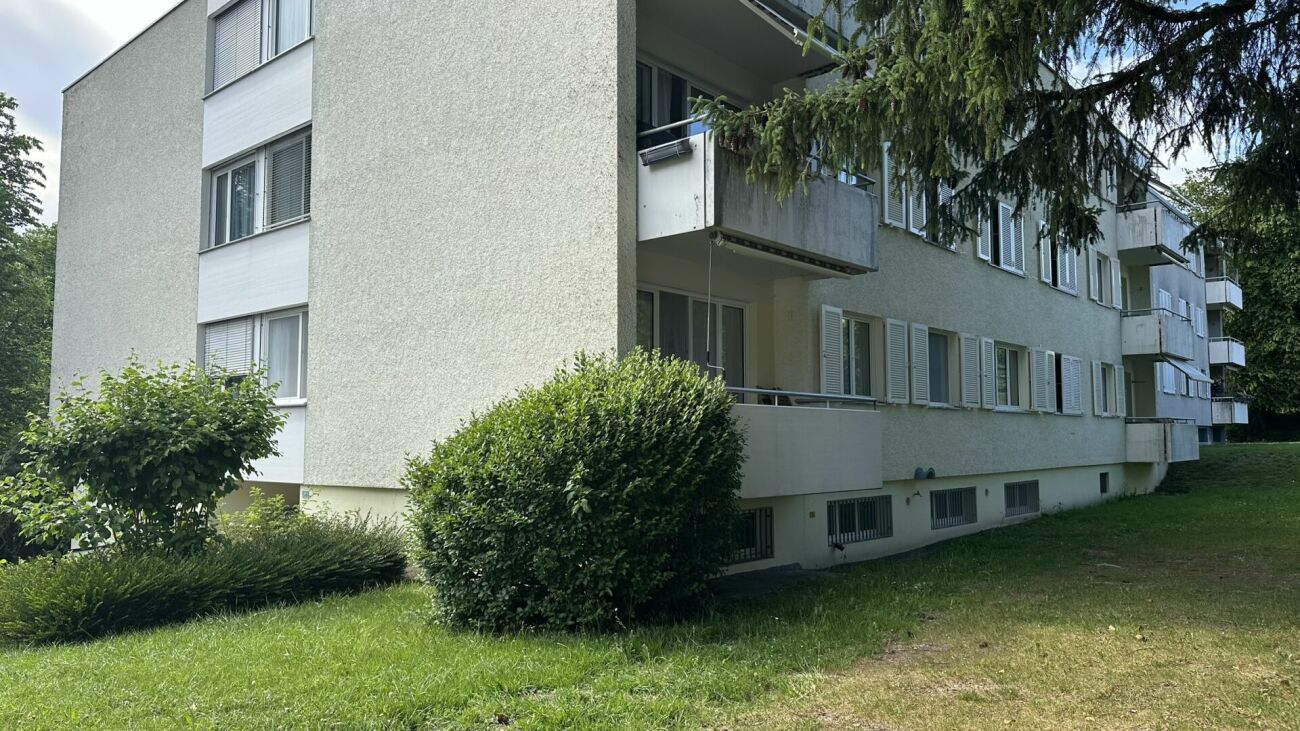 Mehrfamilienhaus mit Balkonen