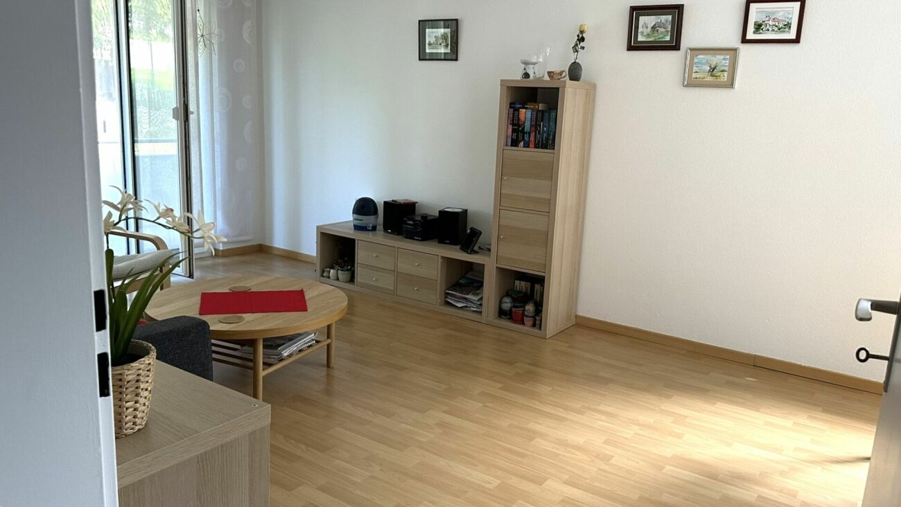 Heller Wohnraum mit Holzoptik-Möbeln