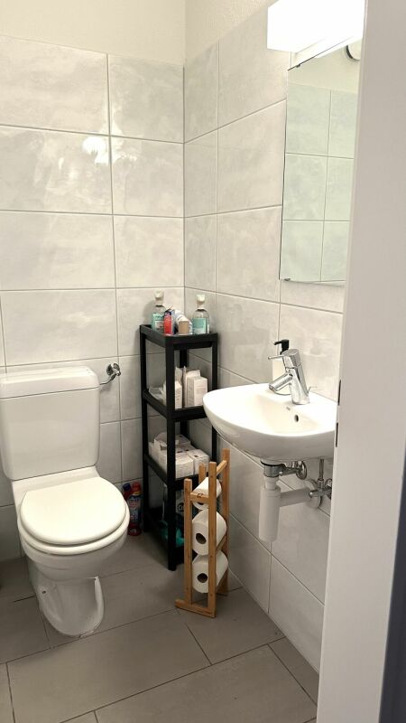 Gäste-WC mit Waschbecken und WC