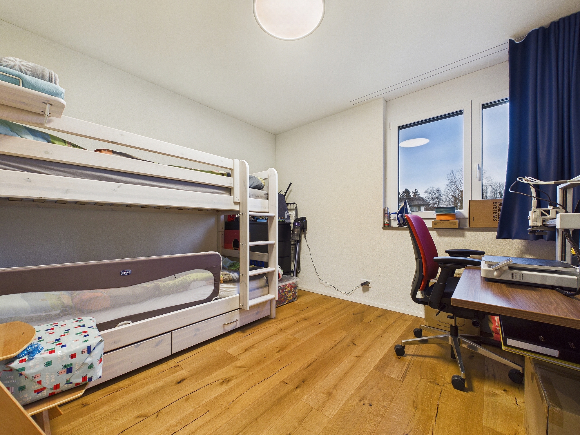 Kinderzimmer mit Hochbett und Schreibtisch