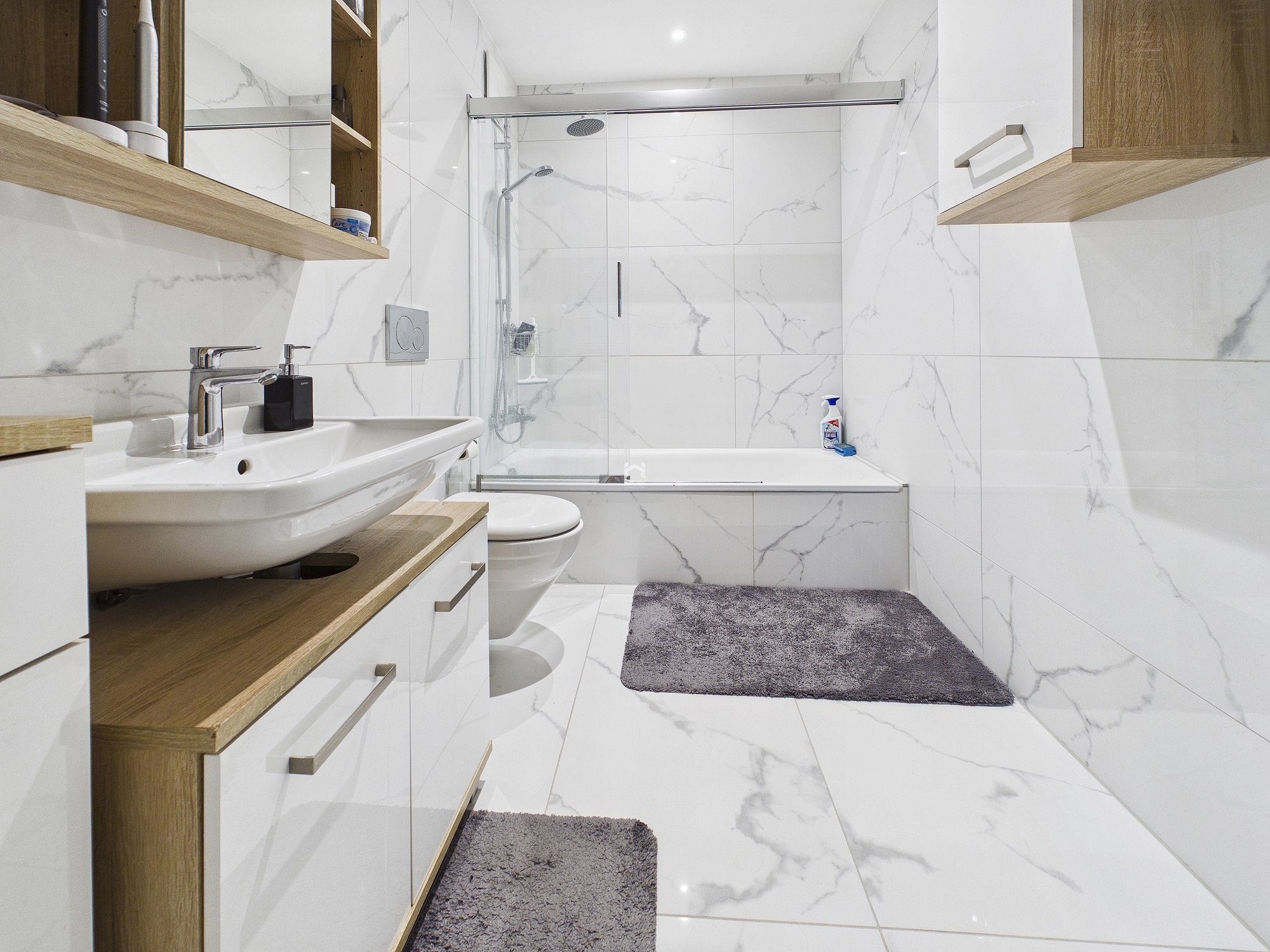 Modernes Badezimmer mit Walk-in-Badewanne und Waschtisch