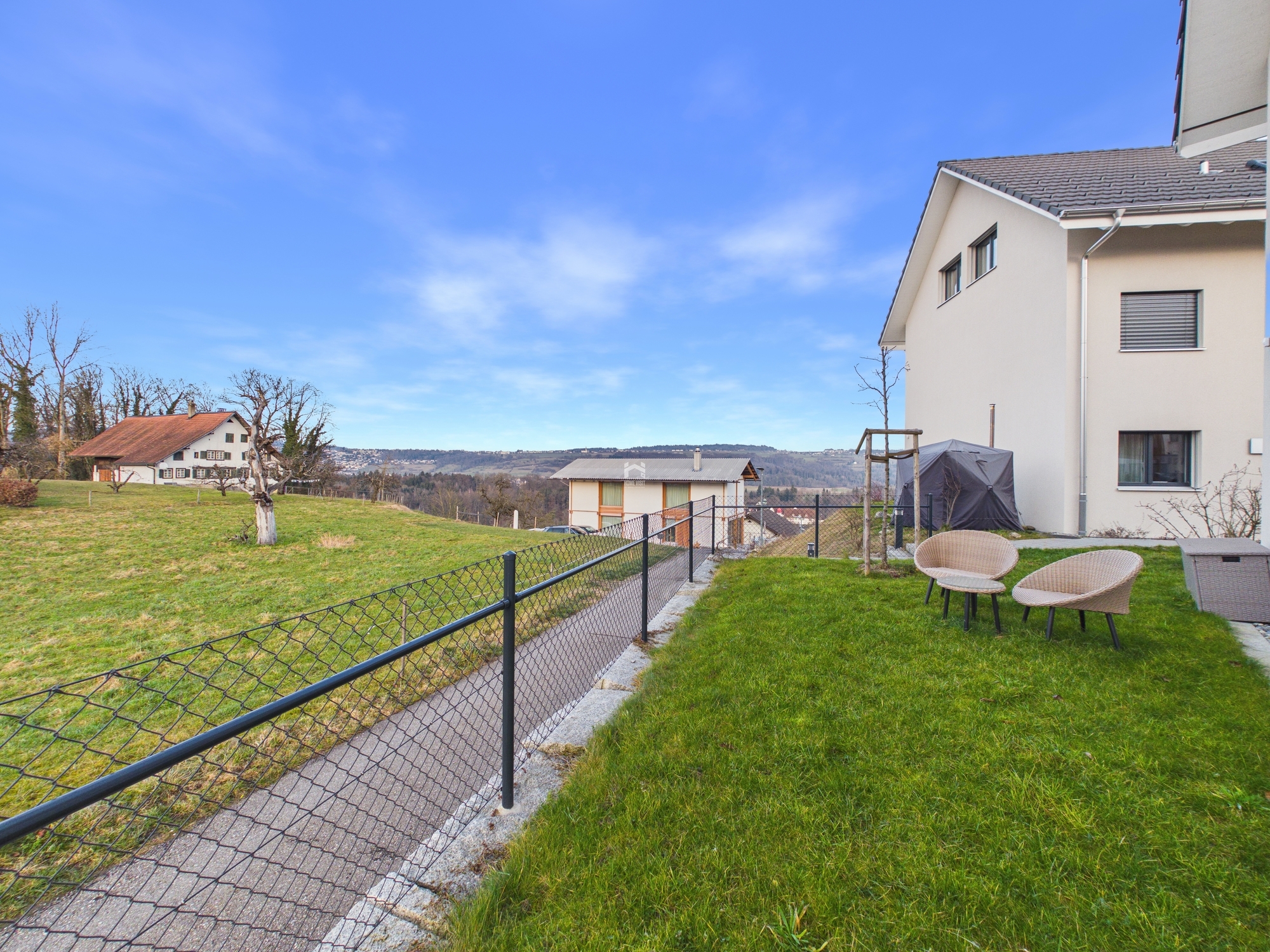 Außenansicht eines Wohnhauses mit Garten und Landschaftsblick