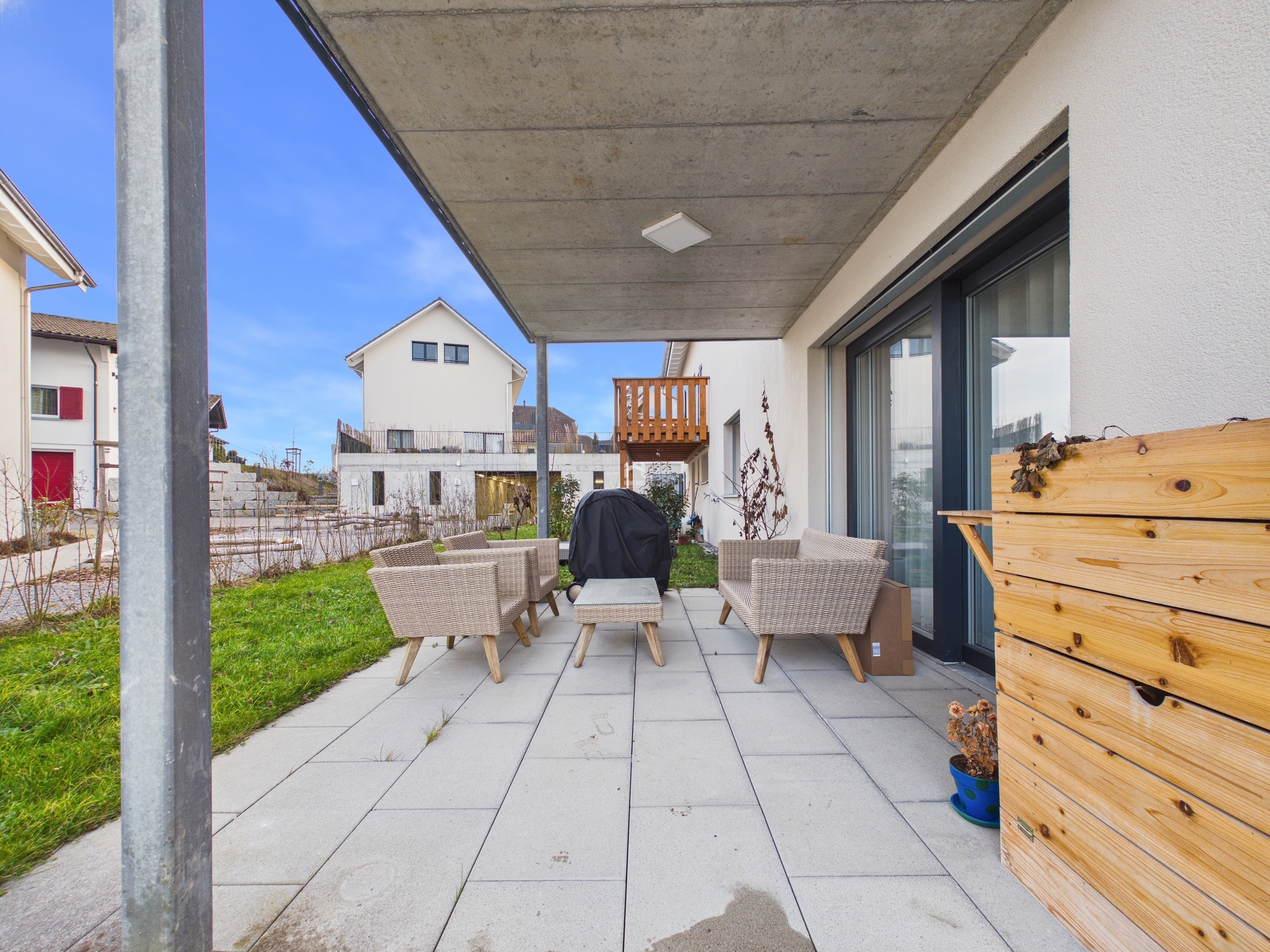 Überdachte Terrasse mit Sitzgruppe