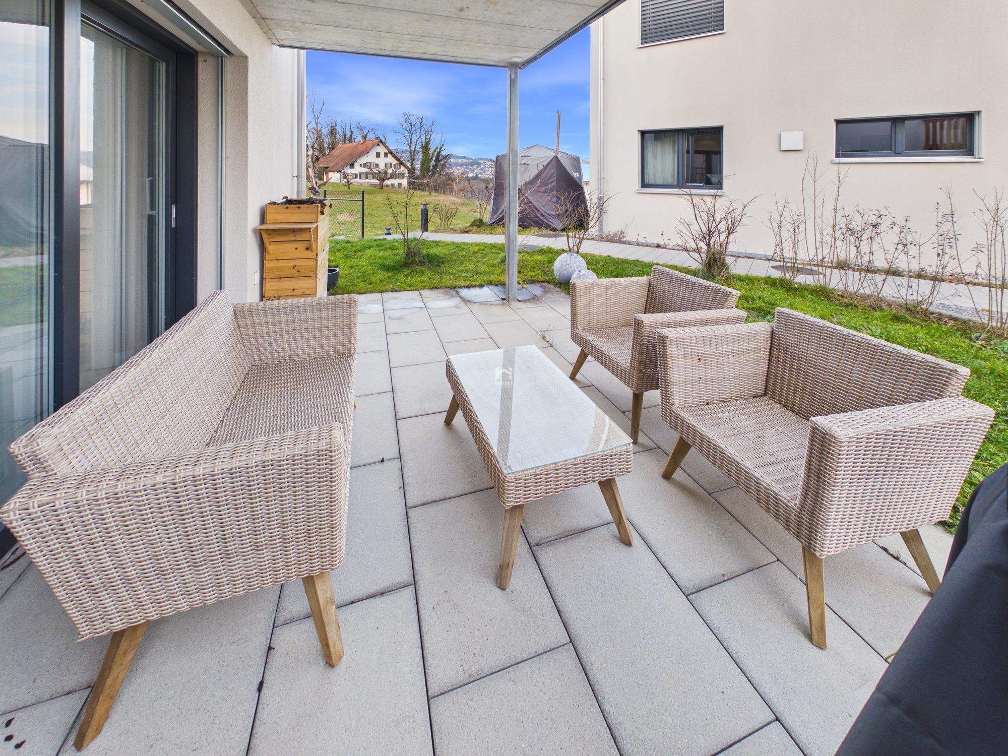 Terrasse mit Sitzgruppe und Gartenblick