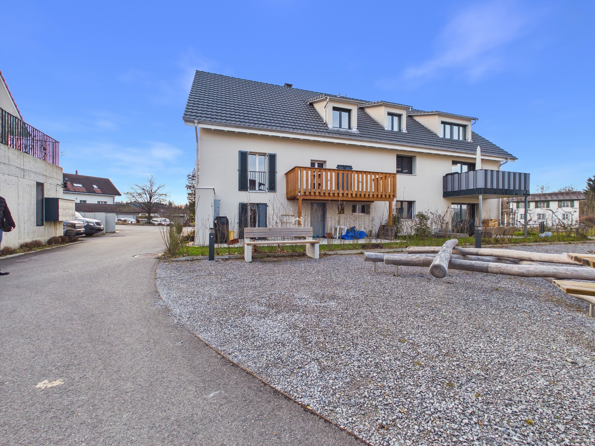 Modernes Mehrfamilienhaus mit Vorgarten
