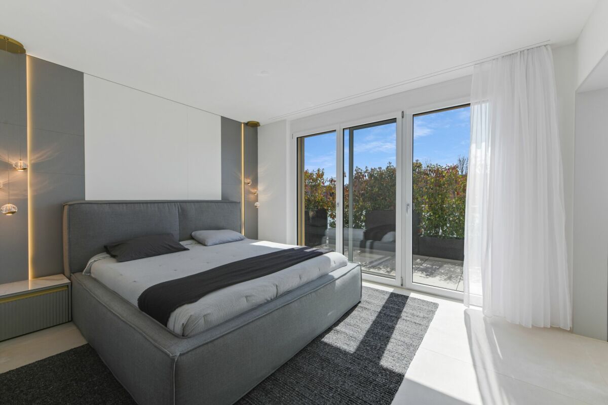 Modernes Schlafzimmer mit Balkonzugang