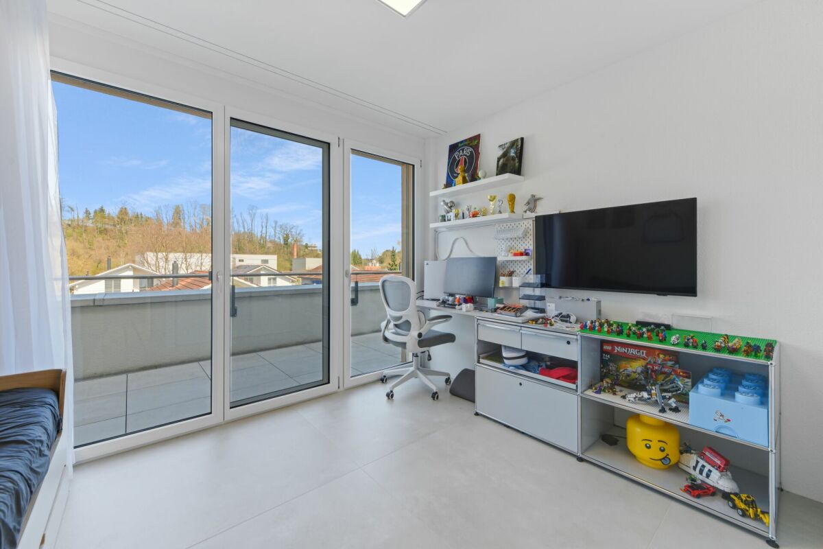 Helles Kinder-/Arbeitszimmer mit Balkon und großen Fenstern