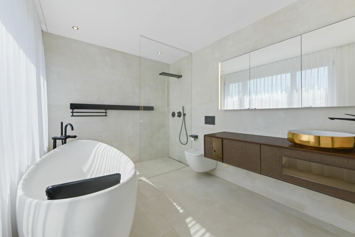 Luxuriöses, minimalistisches Badezimmer mit freistehender Wanne