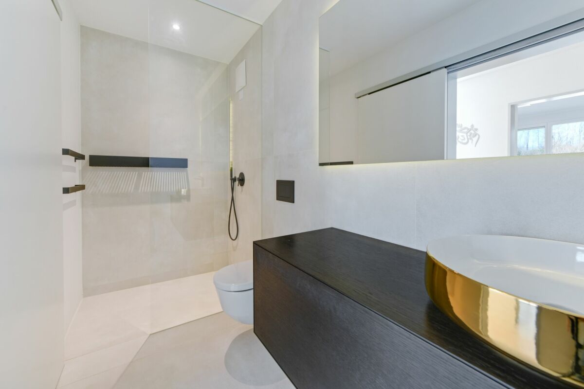 Modernes Badezimmer mit Glasdusche und Designer-Waschtisch