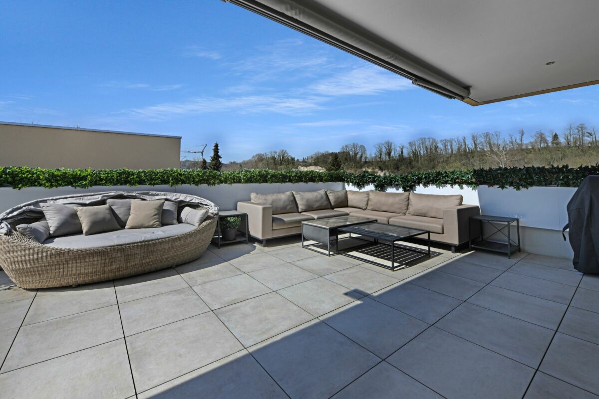 Dachterrasse mit Sitzgruppe und Blick ins Grüne